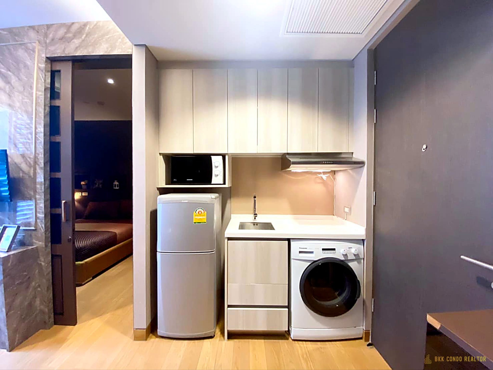 1-Bedroom Condo for Rent at Lumpini 24 (30 sqm) — Phrom Phong BTS