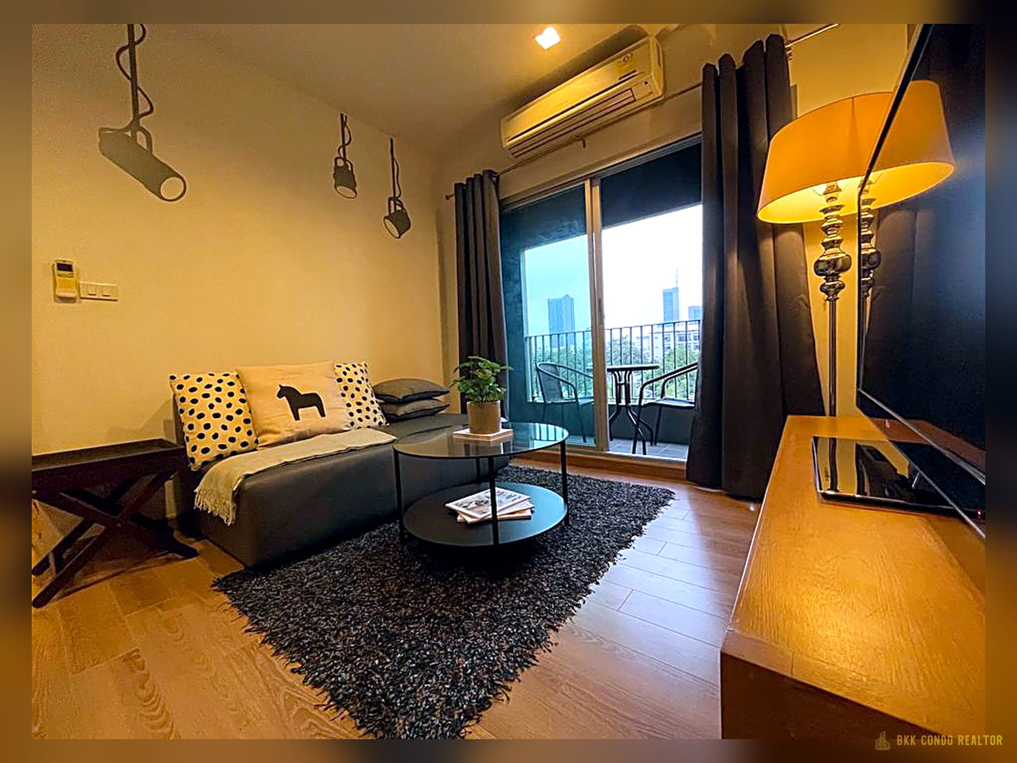1-Bedroom Condo for Rent at The Seed Musee Sukhumvit 26 (44 sqm) — Phrom Phong BTS