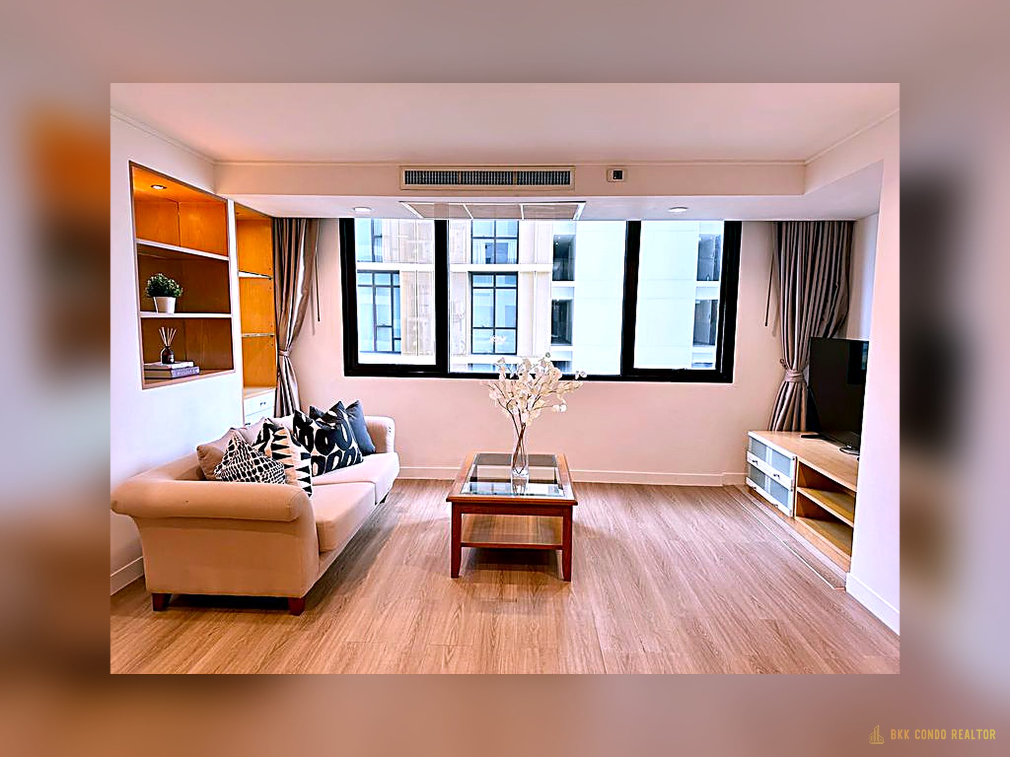 2-Bedroom Condo for Rent at The Royal Place 1 (84 sqm) — Ratchadamri BTS