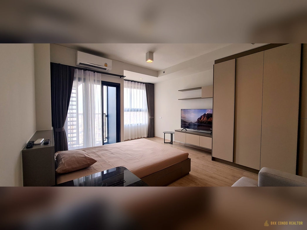 Studio Condo for Rent at Ideo Sathorn Wongwianyai (27 sqm) — Wongwian Yai BTS