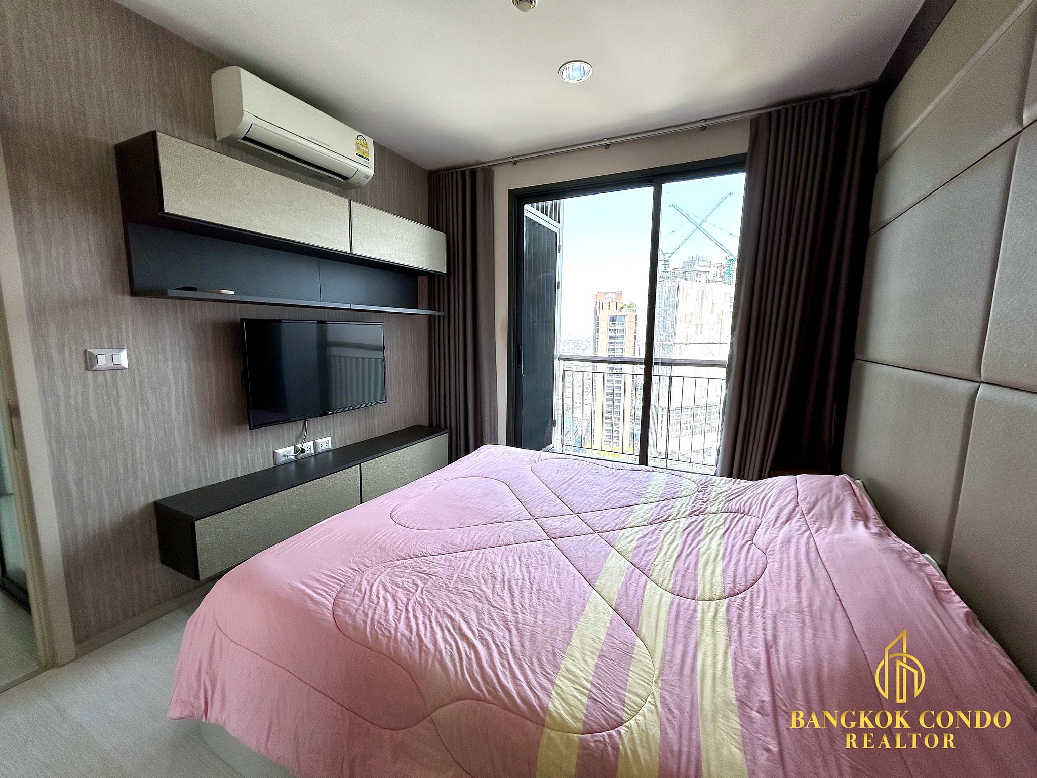 1-Bedroom Condo for Rent at Rhythm Sukhumvit 42 (45 sqm) — Ekkamai BTS
