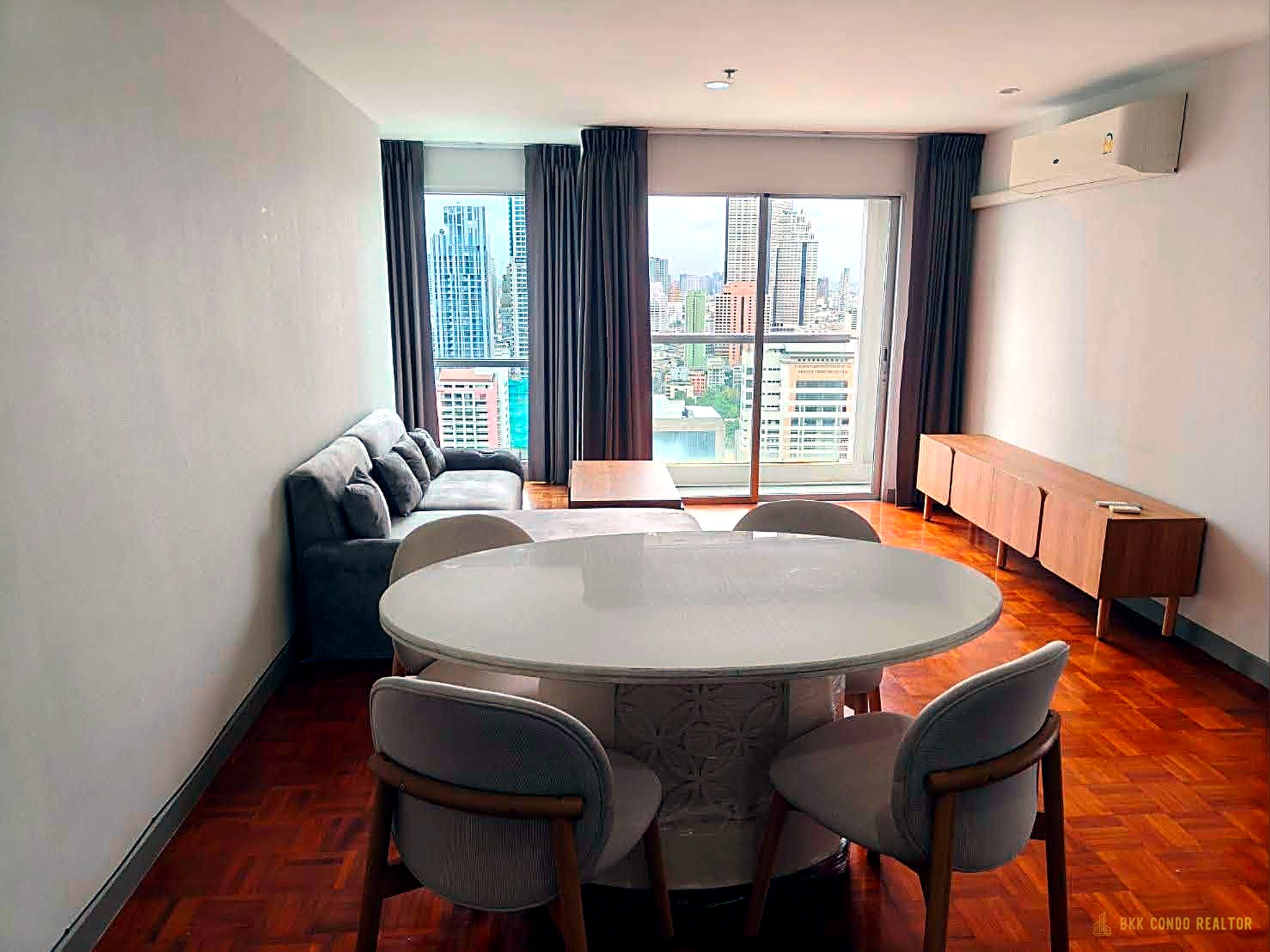 2-Bedroom Condo for Rent at Silom Suite (90 sqm) — BTS Saint Louis