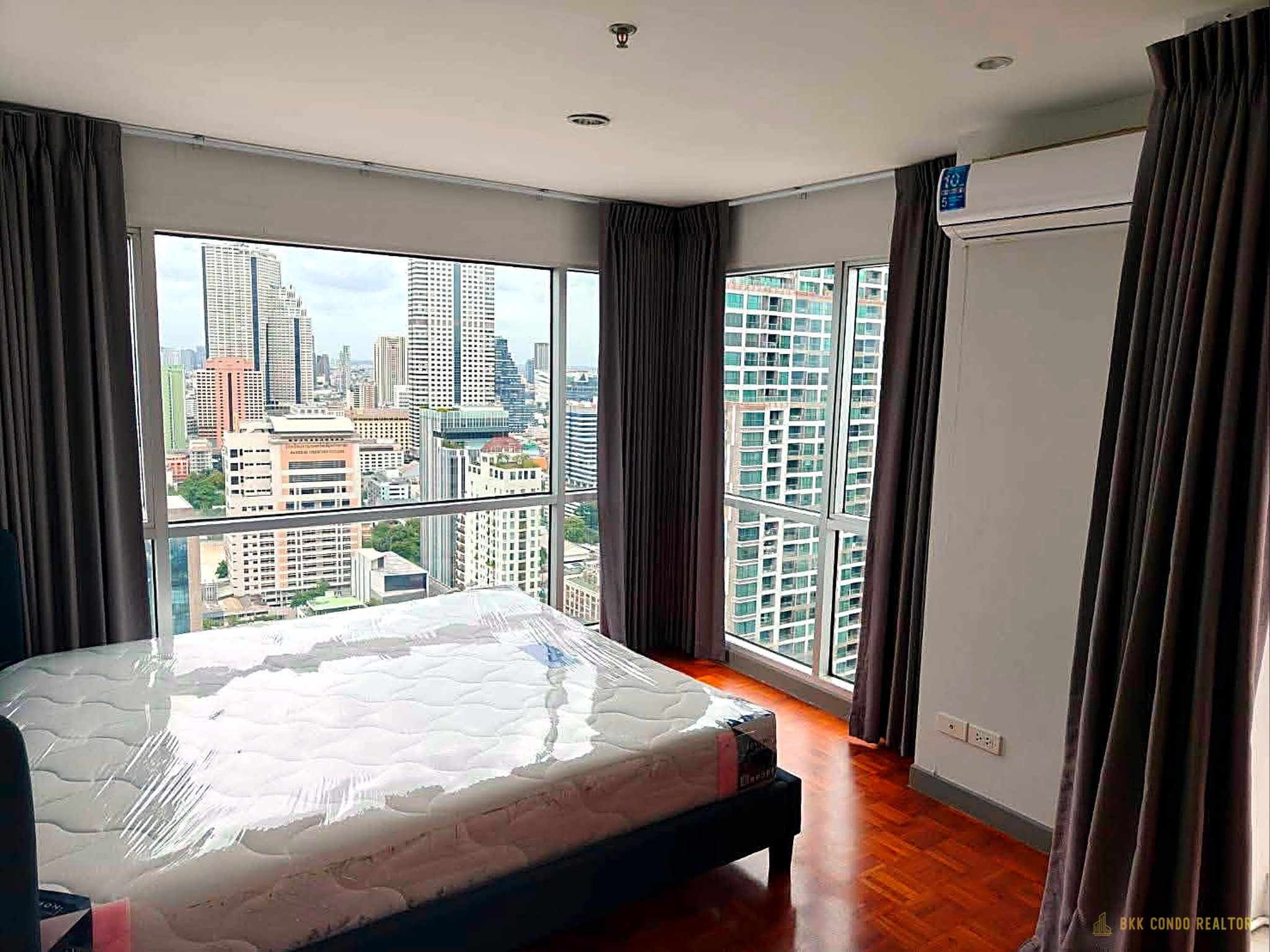 2-Bedroom Condo for Rent at Silom Suite (90 sqm) — BTS Saint Louis