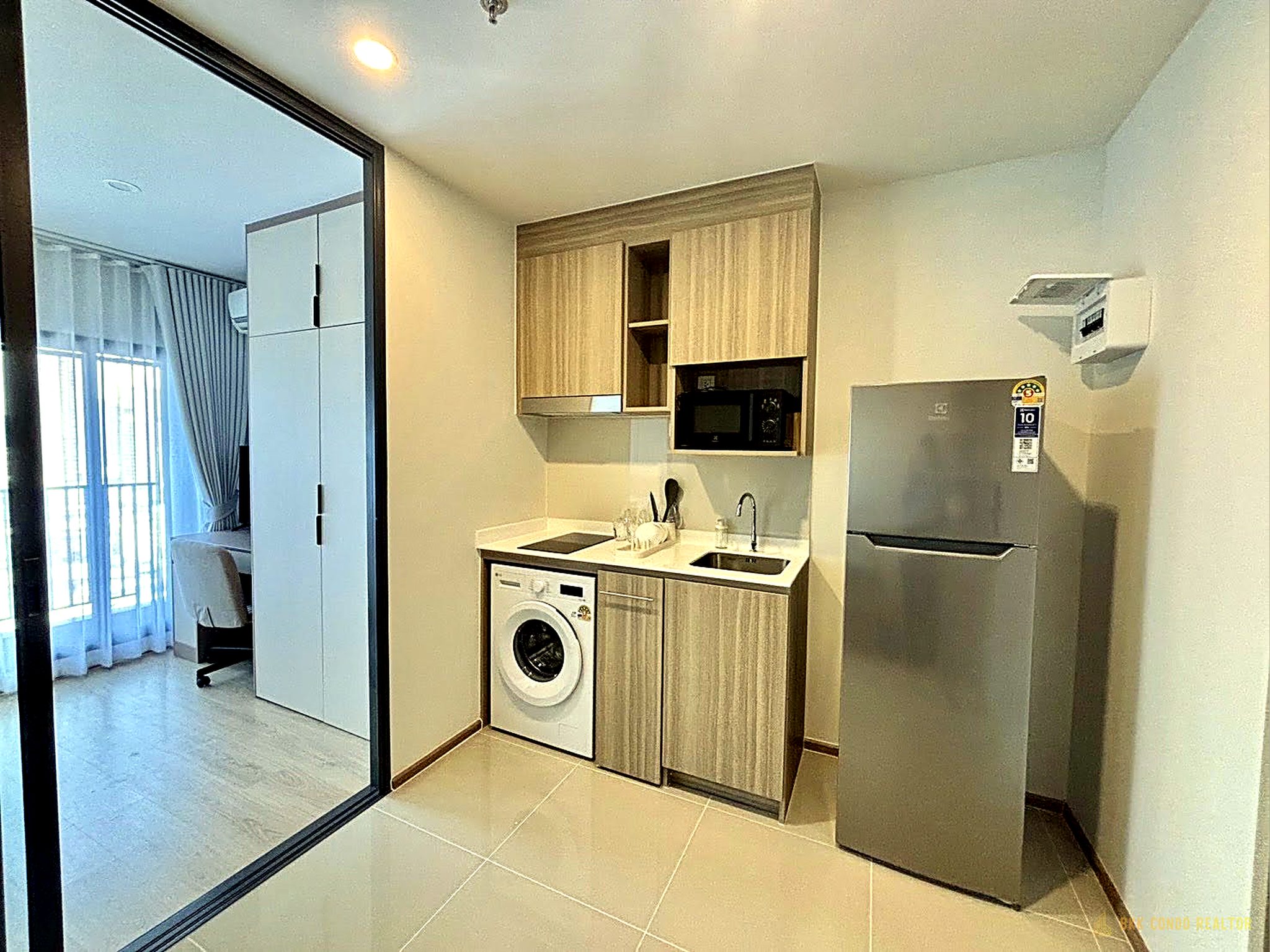 03-kitchen-6 Studio Condo for Rent at Life Rama4 – Asoke (26 sqm) — MRT Queen Sirikit National Convention Centre