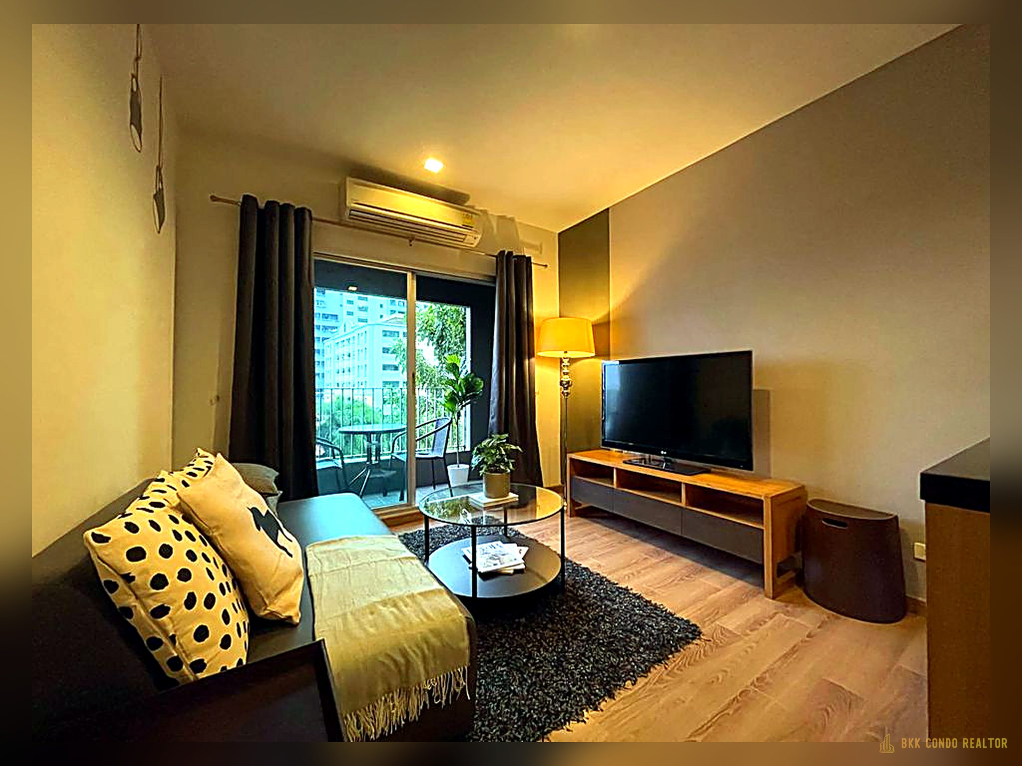 1-Bedroom Condo for Rent at The Seed Musee Sukhumvit 26 (44 sqm) — Phrom Phong BTS