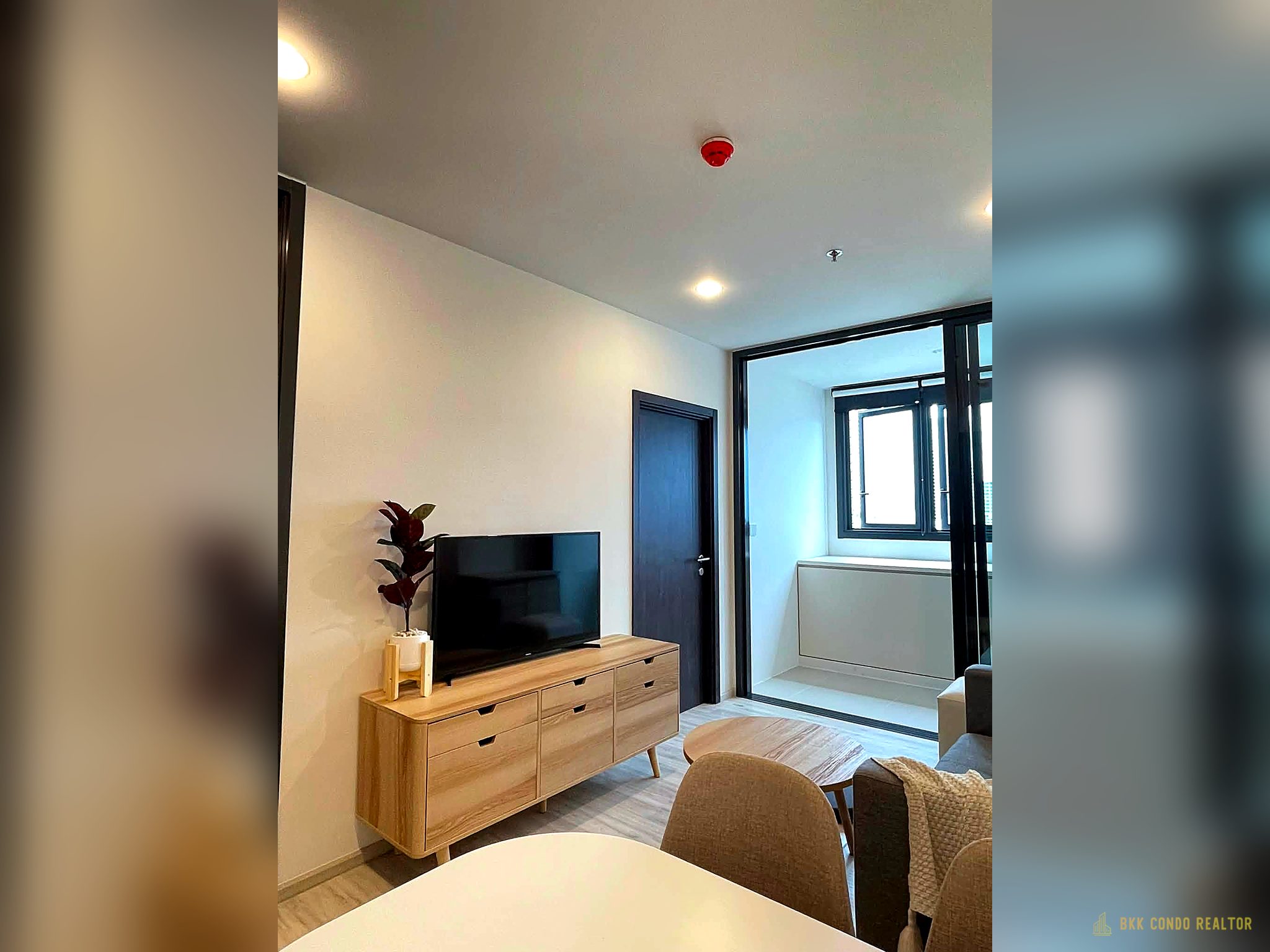 03-living_room 1-Bedroom Condo for Rent at XT Huaikhwang (35 sqm) — Huai Khwang MRT