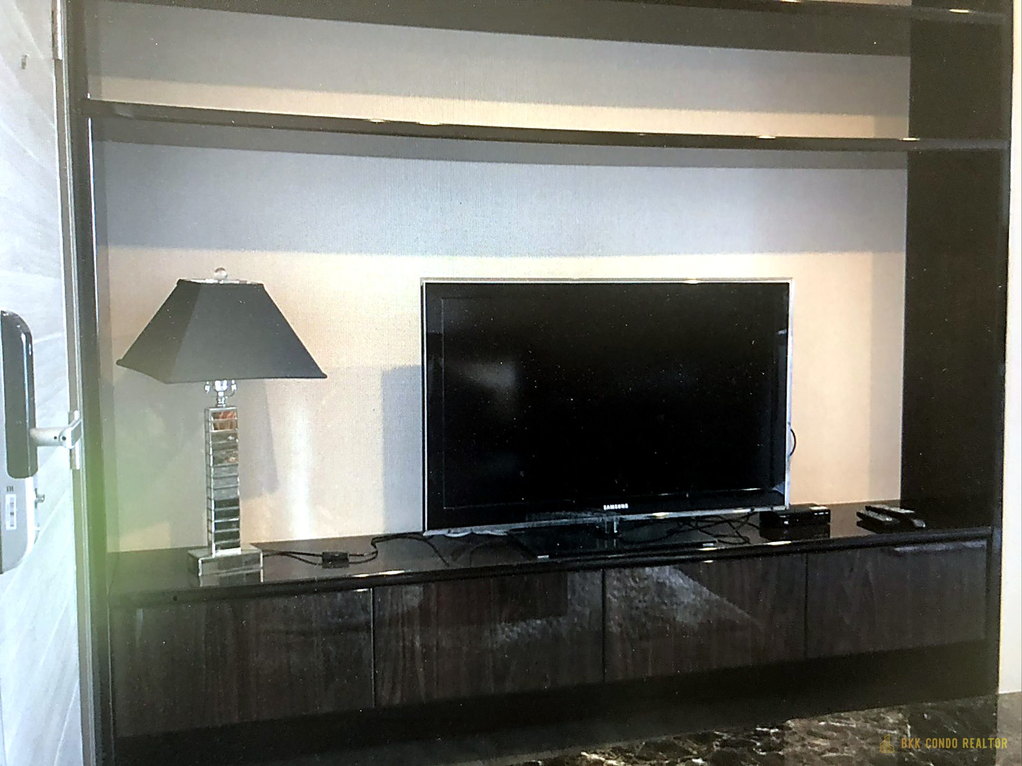 1-Bedroom Condo for Rent at The Room Sukhumvit 69 (35 sqm) — Phra Khanong BTS