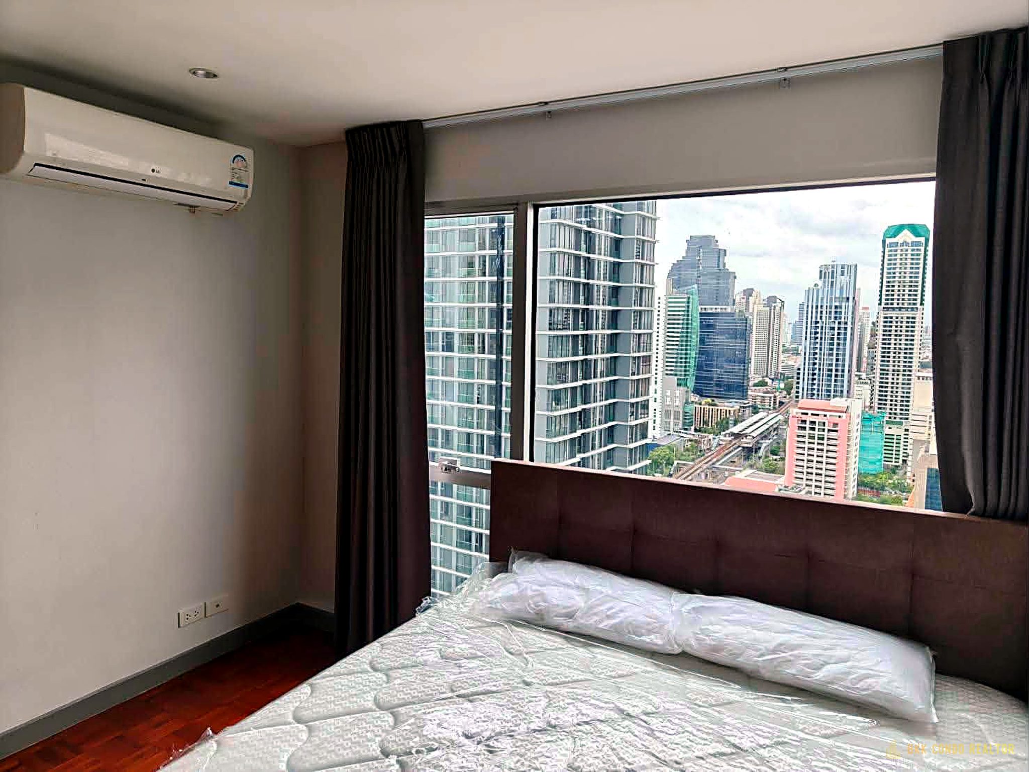 2-Bedroom Condo for Rent at Silom Suite (90 sqm) — BTS Saint Louis