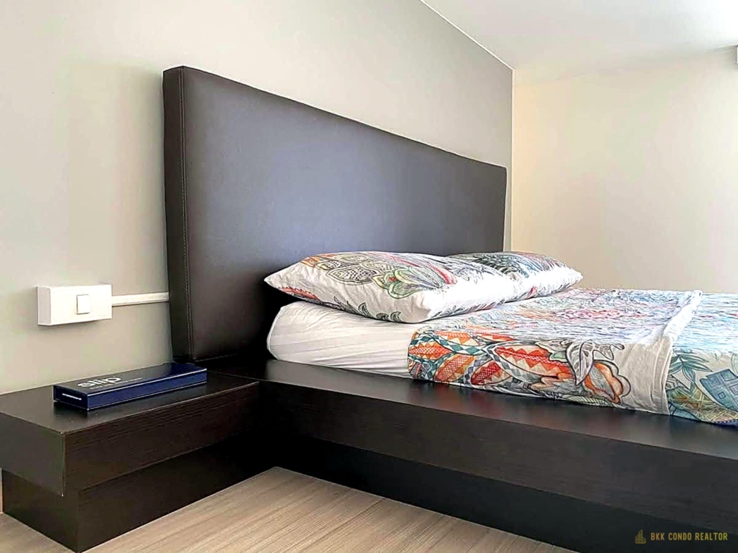 Duplex 1-Bedroom Condo for Rent at Chewathai Residence Asoke (39 sqm) — Rama 9 MRT