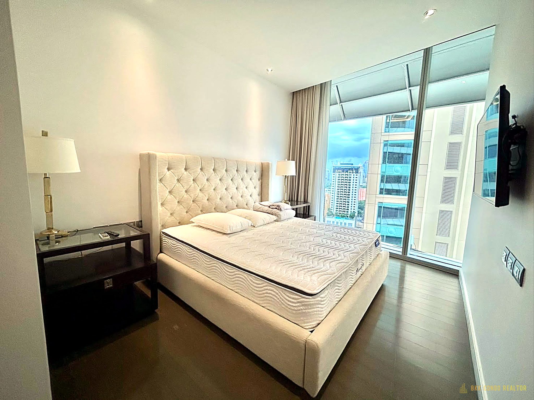 1-Bedroom Condo for Rent at Magnolias Ratchadamri Boulevard (59 sqm) — Chidlom BTS