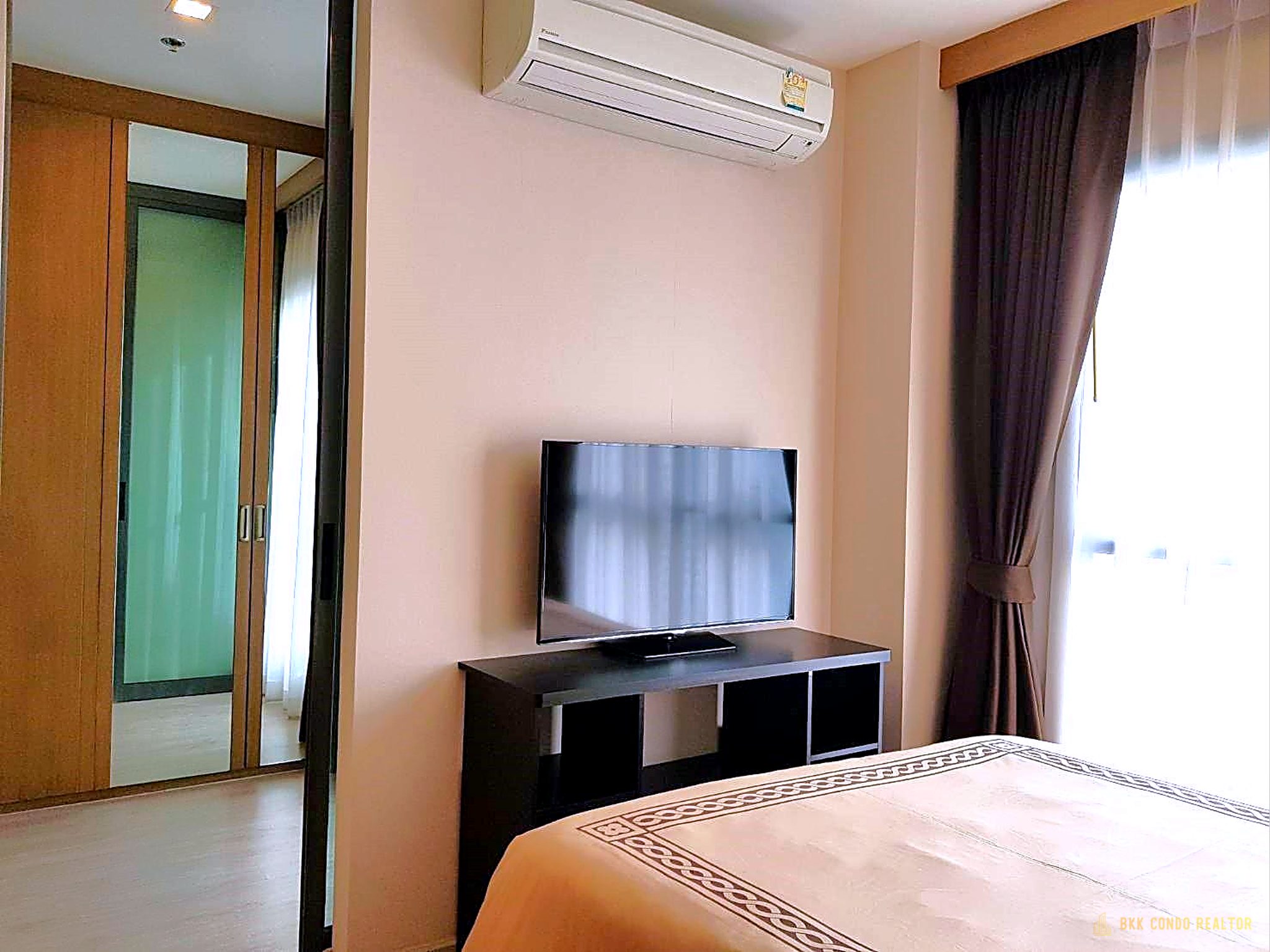 1-Bedroom Condo for Rent at Rhythm Rangnam (35 sqm) — Victory Monument BTS