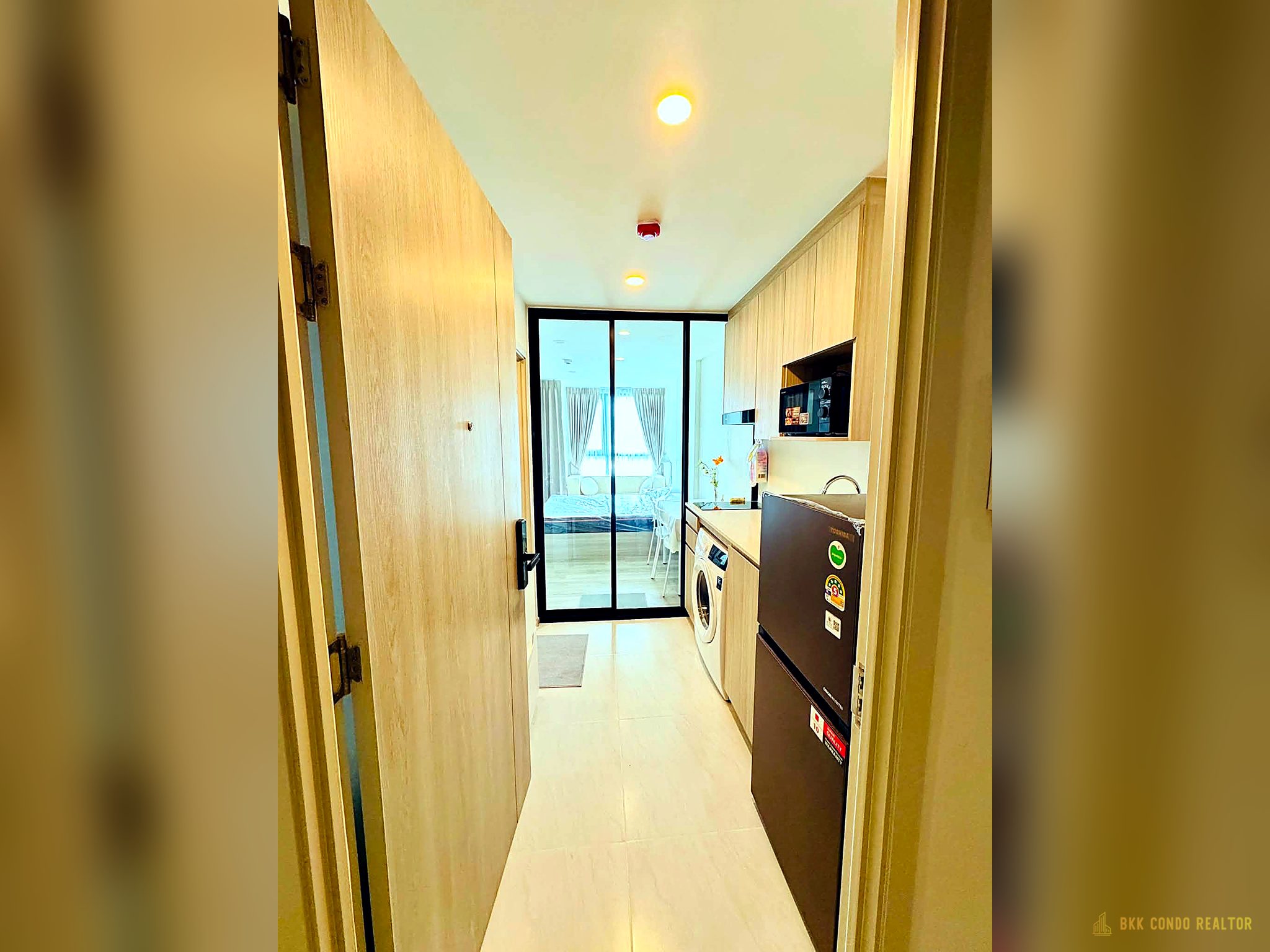 04-kitchen-47 Studio Condo for Rent at Origin Play Sri-Udom Station (24 sqm) — Udom Suk BTS