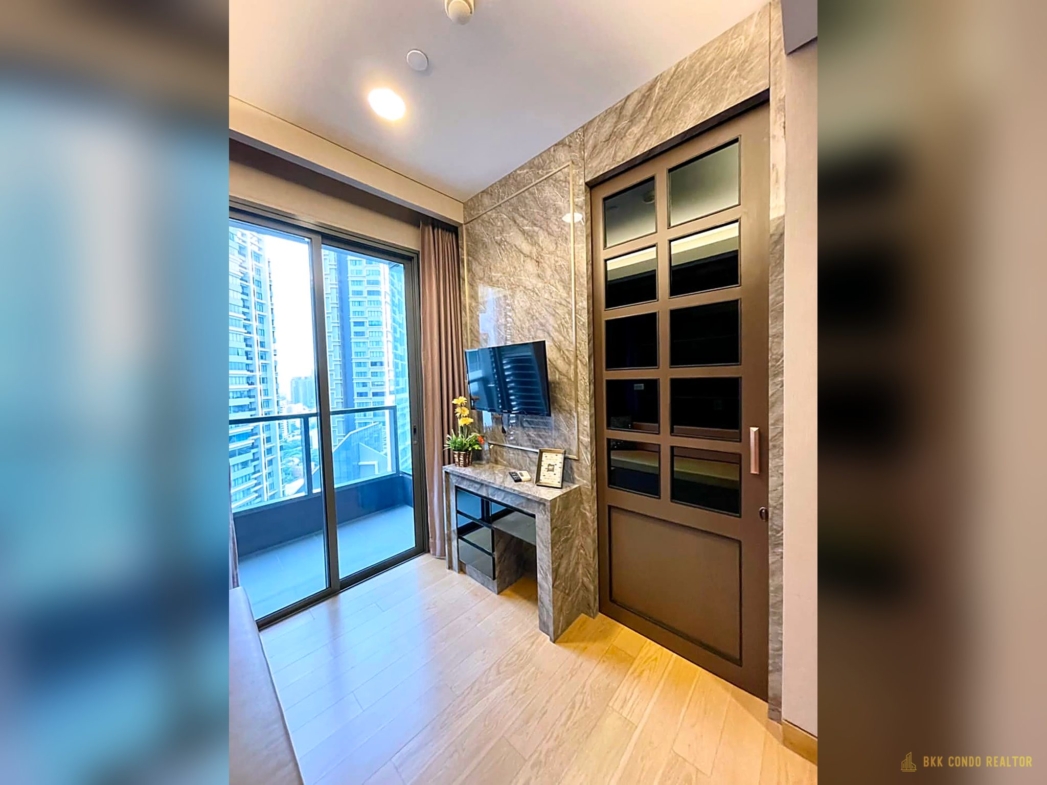 1-Bedroom Condo for Rent at Lumpini 24 (30 sqm) — Phrom Phong BTS