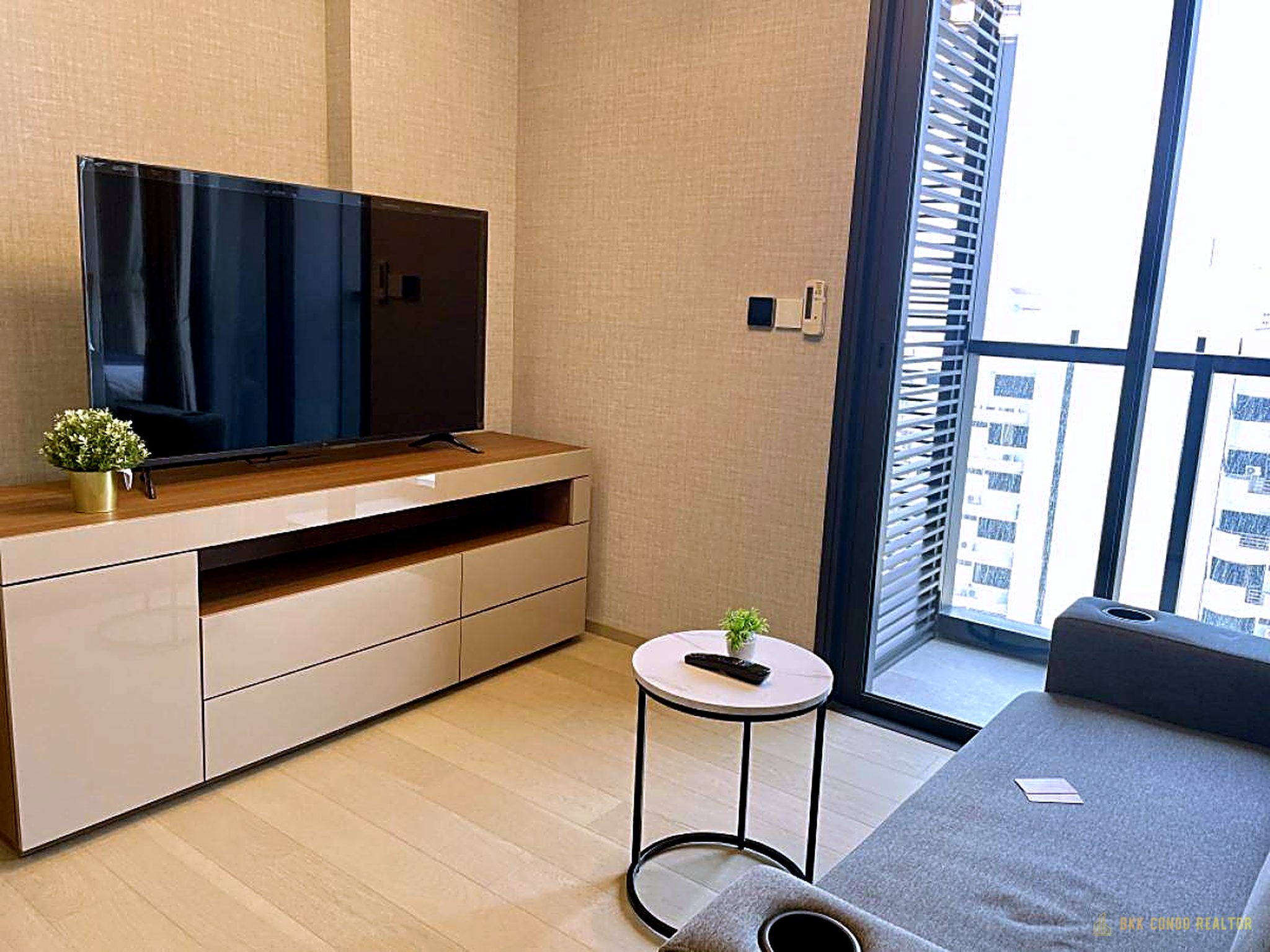 04-living_room-150 1-Bedroom Condo for Rent at The Extro Phayathai-Rangnam (33 sqm) — Victory Monument BTS