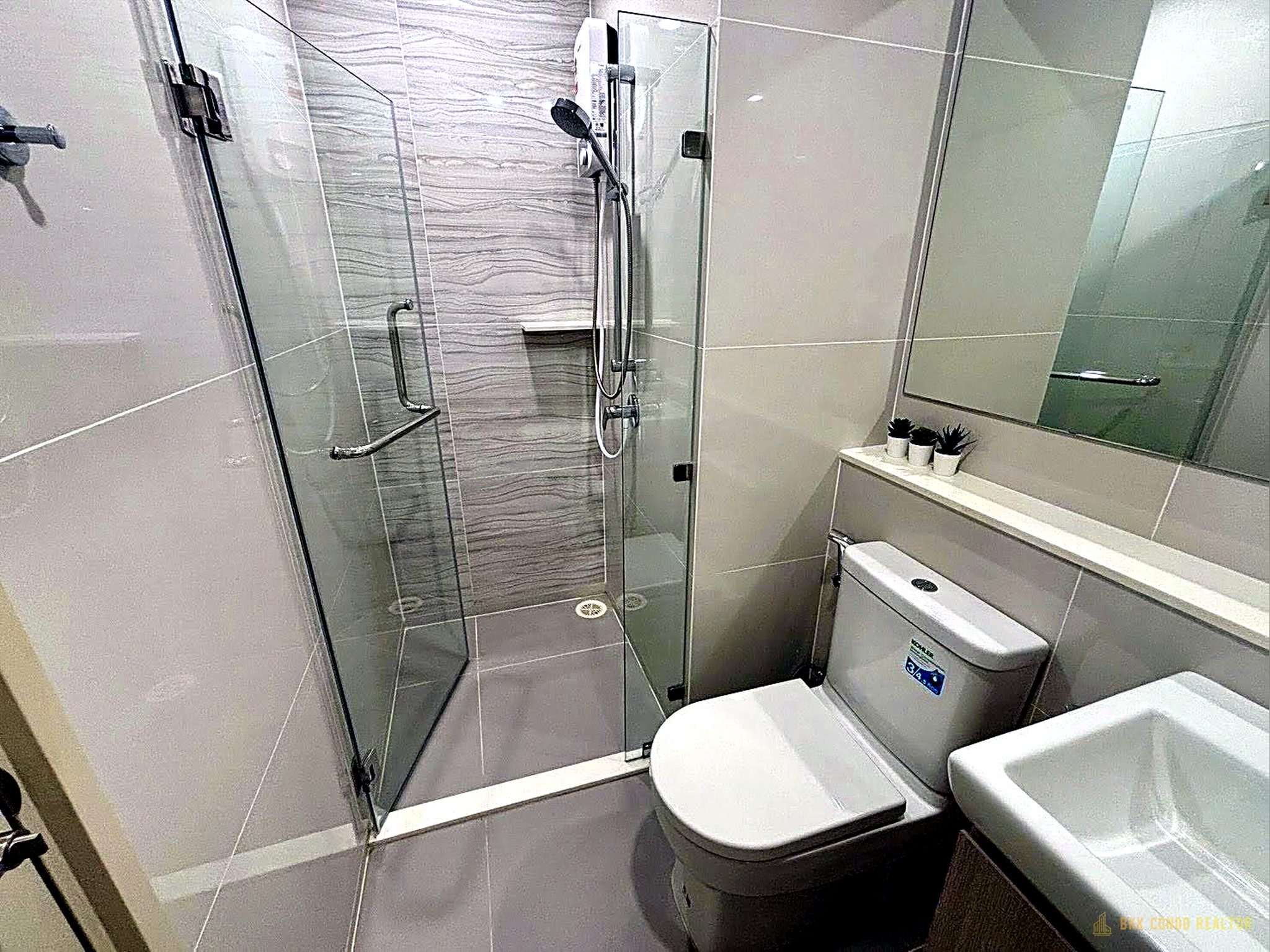 05-bathroom-22 Studio Condo for Rent at Life Rama4 – Asoke (26 sqm) — MRT Queen Sirikit National Convention Centre