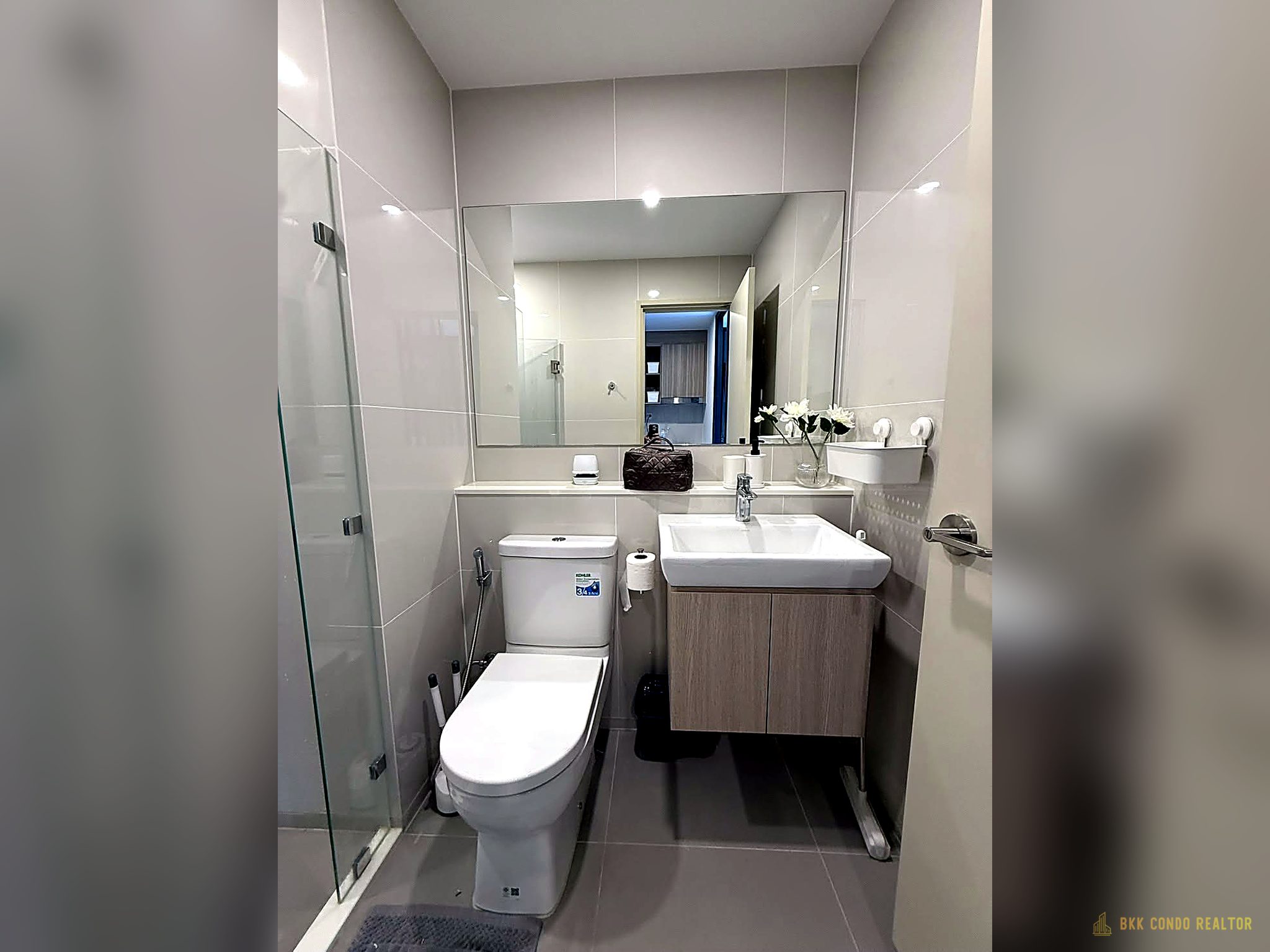 05-bathroom-33 Studio Condo for Rent at Life Rama4 – Asoke (26.65 sqm) — Queen Sirikit MRT