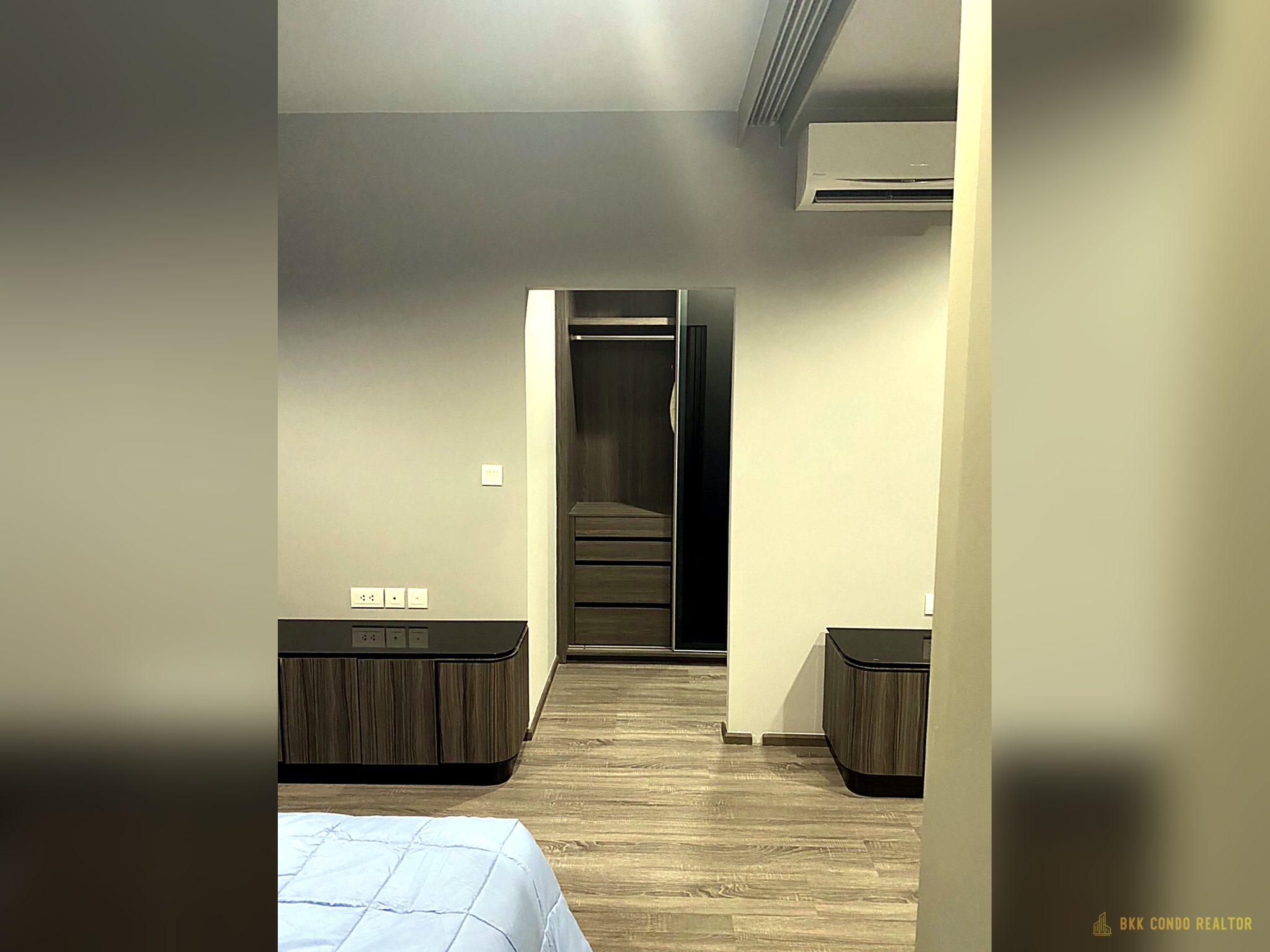 1-Bedroom Condo for Rent at Ideo Mobi Rangnam (35 sqm) — Victory Monument BTS