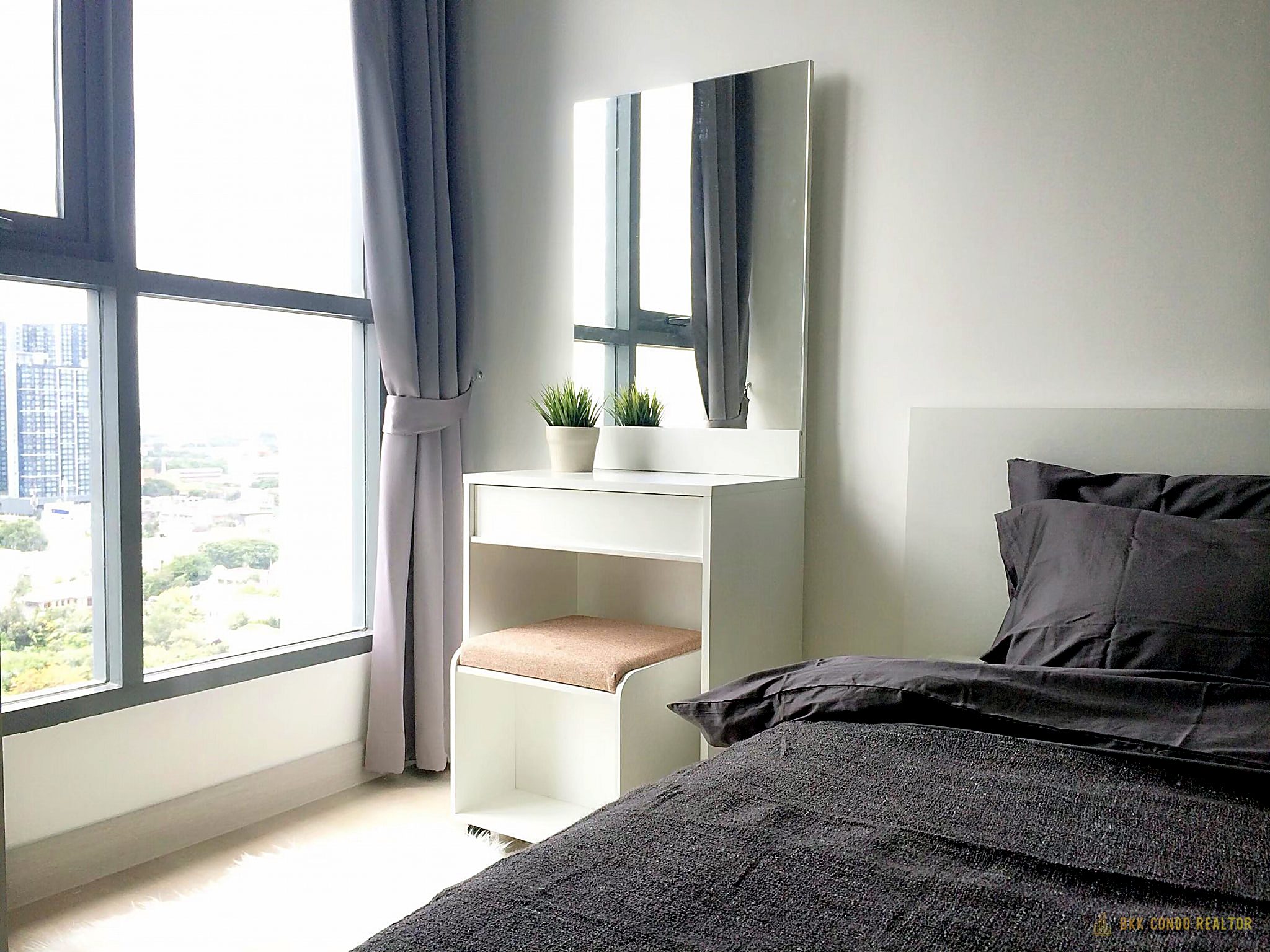 1-Bedroom Condo for Rent at IDEO Mobi Phayathai (31 sqm) — Phaya Thai BTS
