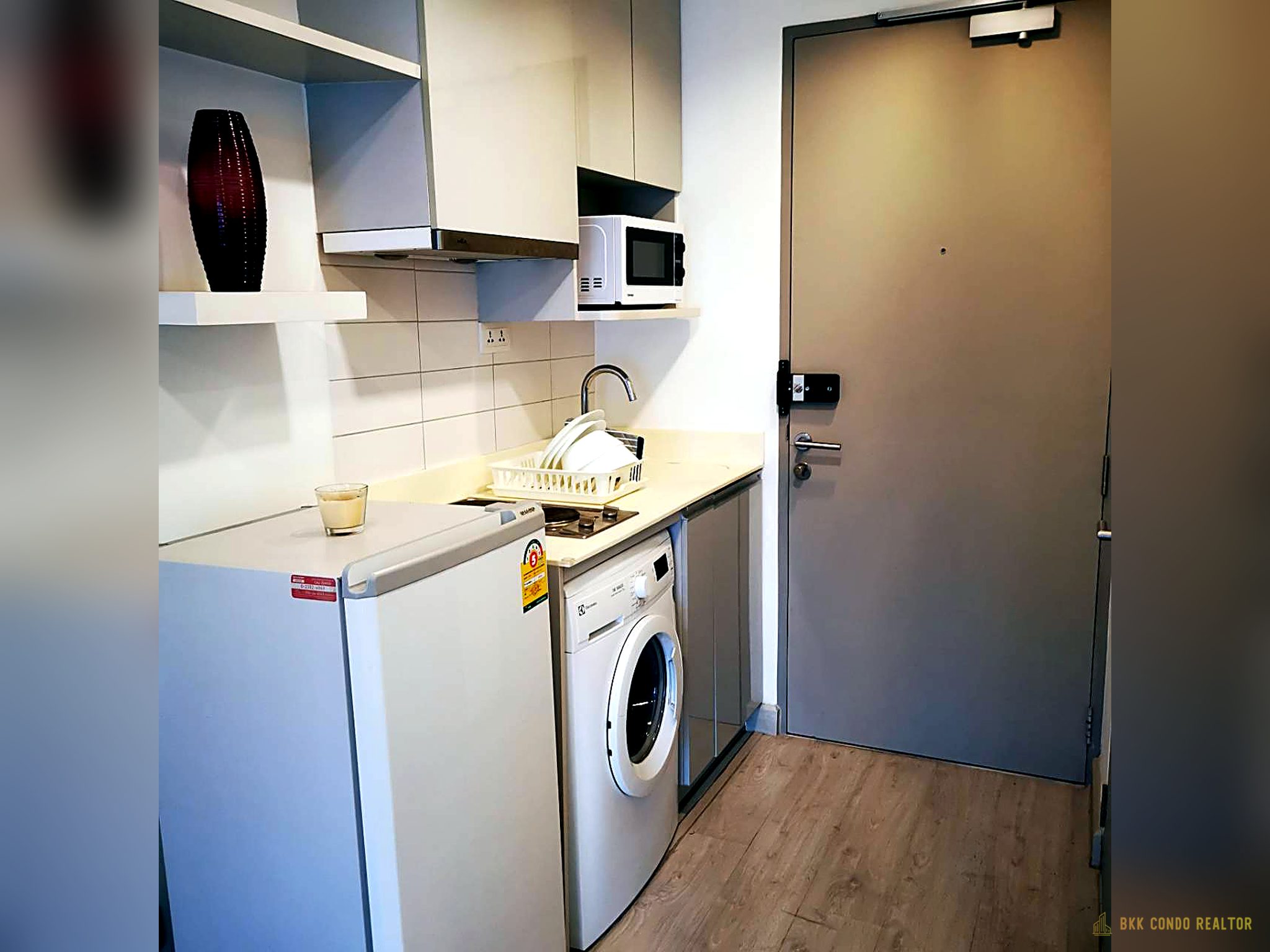 05-kitchen-25 Studio Condo for Rent at IDEO Mobi Sukhumvit 81 (22 sqm) — On Nut BTS
