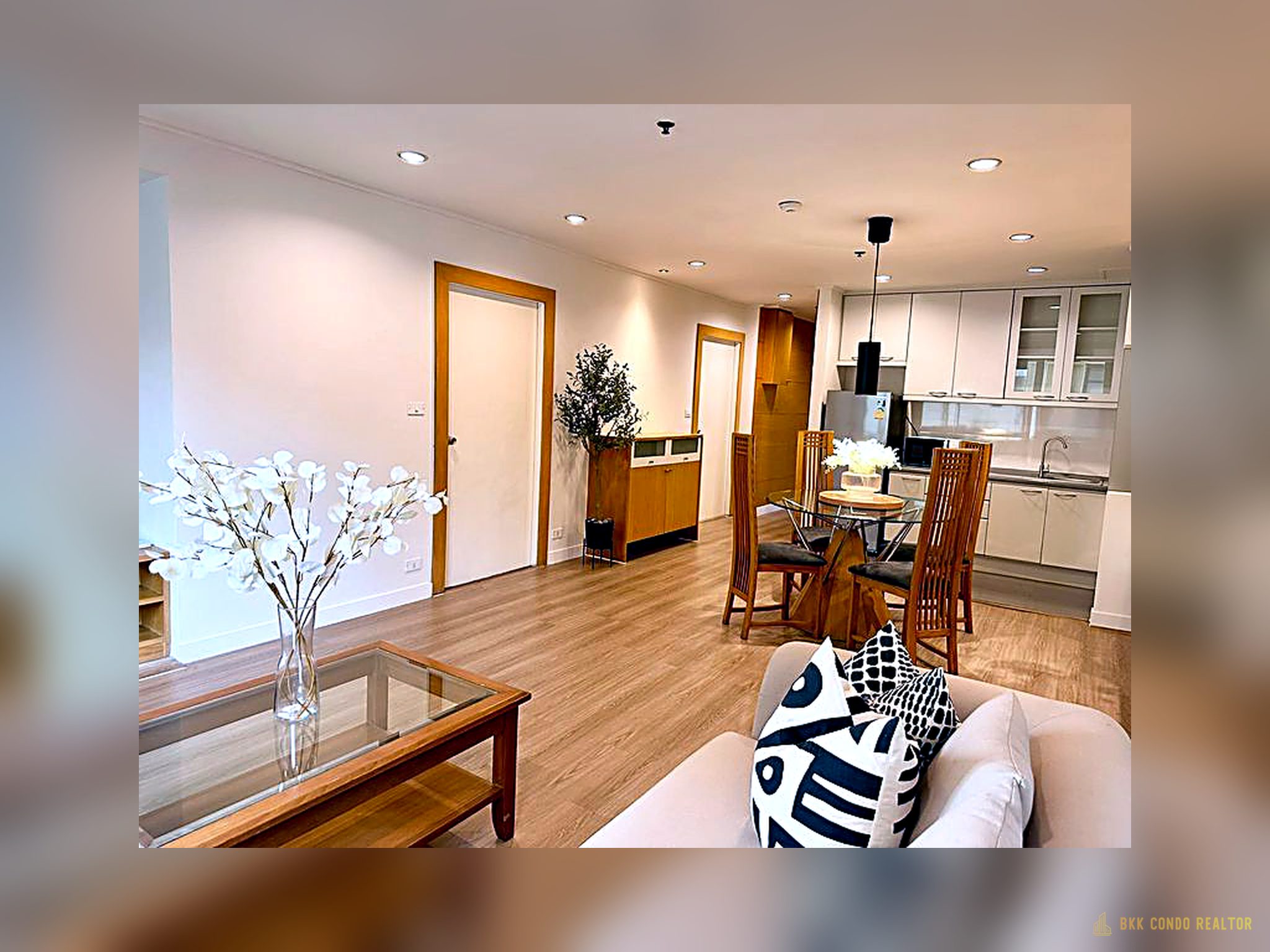 2-Bedroom Condo for Rent at The Royal Place 1 (84 sqm) — Ratchadamri BTS
