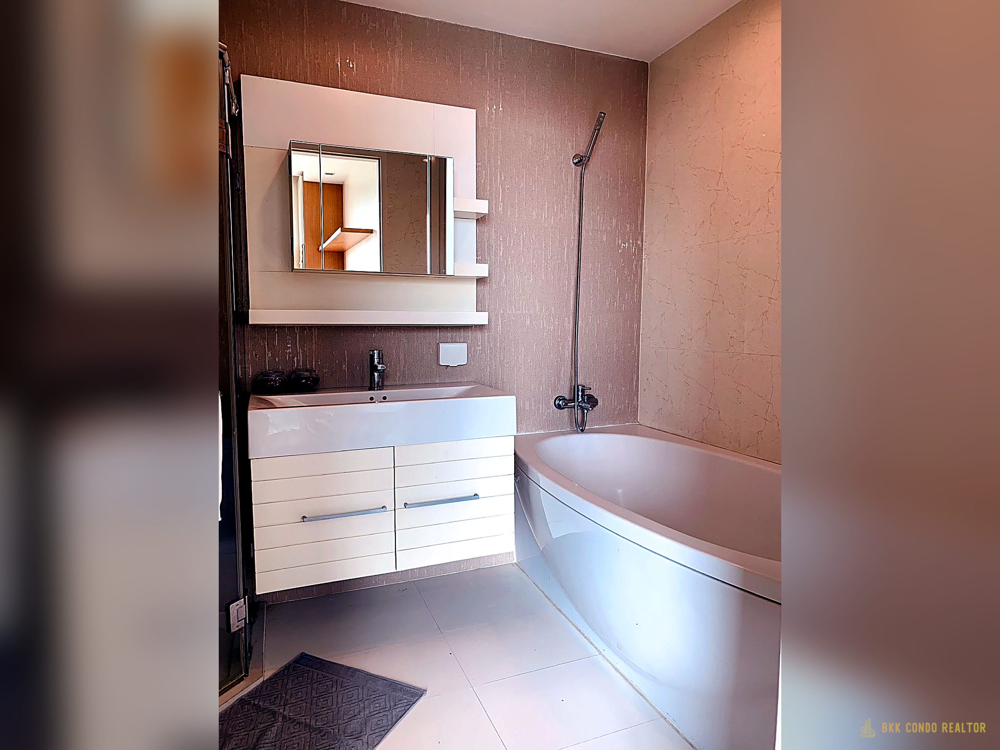 1-Bedroom Condo for Rent at Baan Siri Sukhumvit 31 (60 sqm) — Phrom Phong BTS