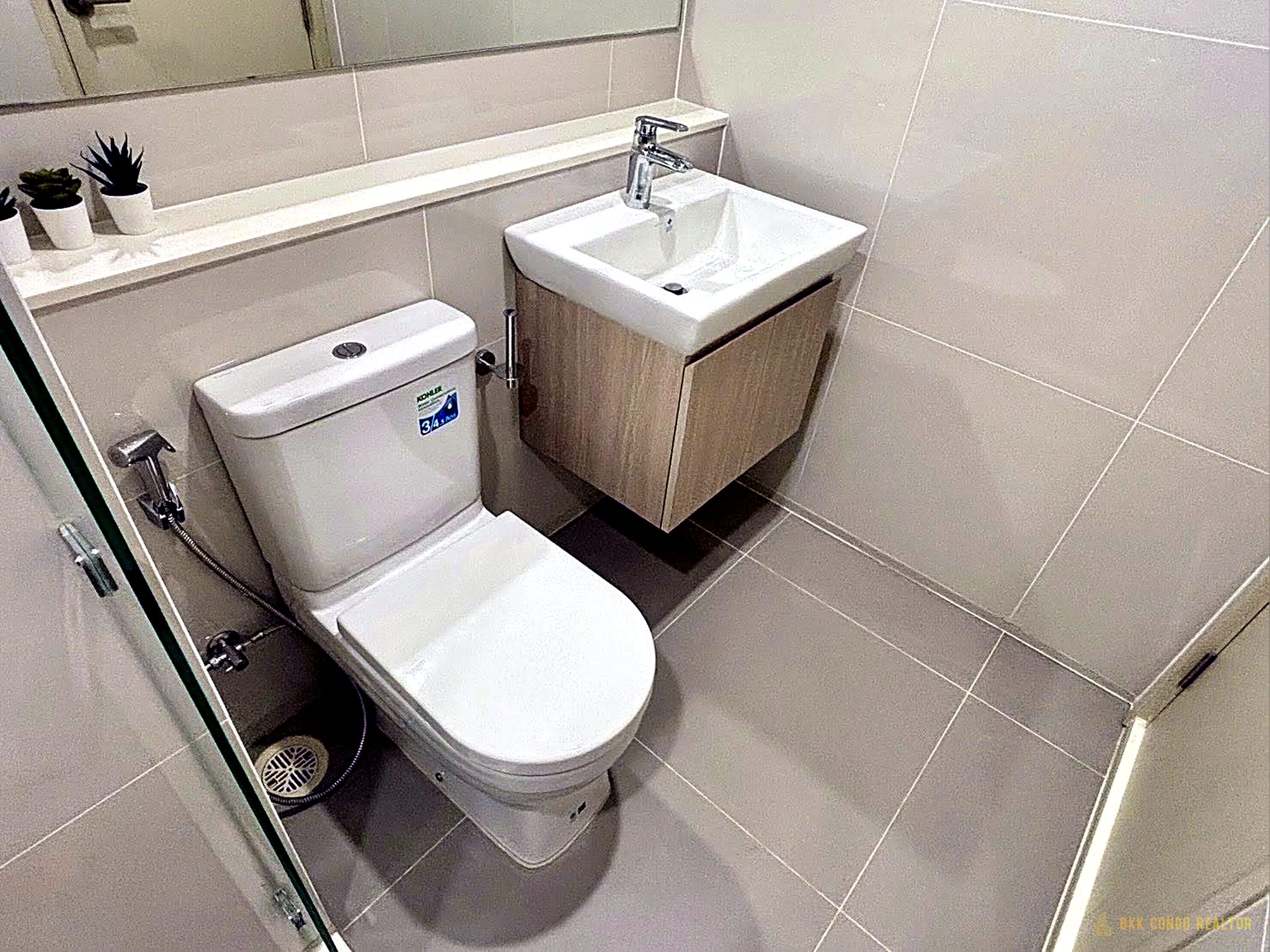 06-bathroom-28 Studio Condo for Rent at Life Rama4 – Asoke (26 sqm) — MRT Queen Sirikit National Convention Centre