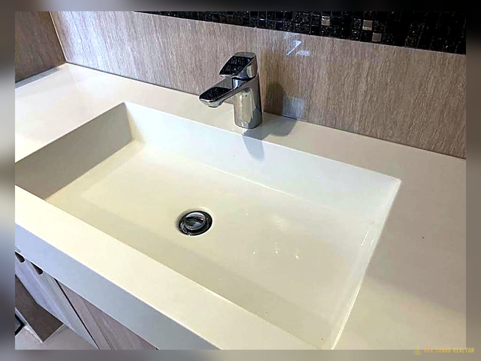 06-bathroom-47 1-Bedroom Condo for Rent at Downtown 49 (44.44 sqm) — Thonglor BTS