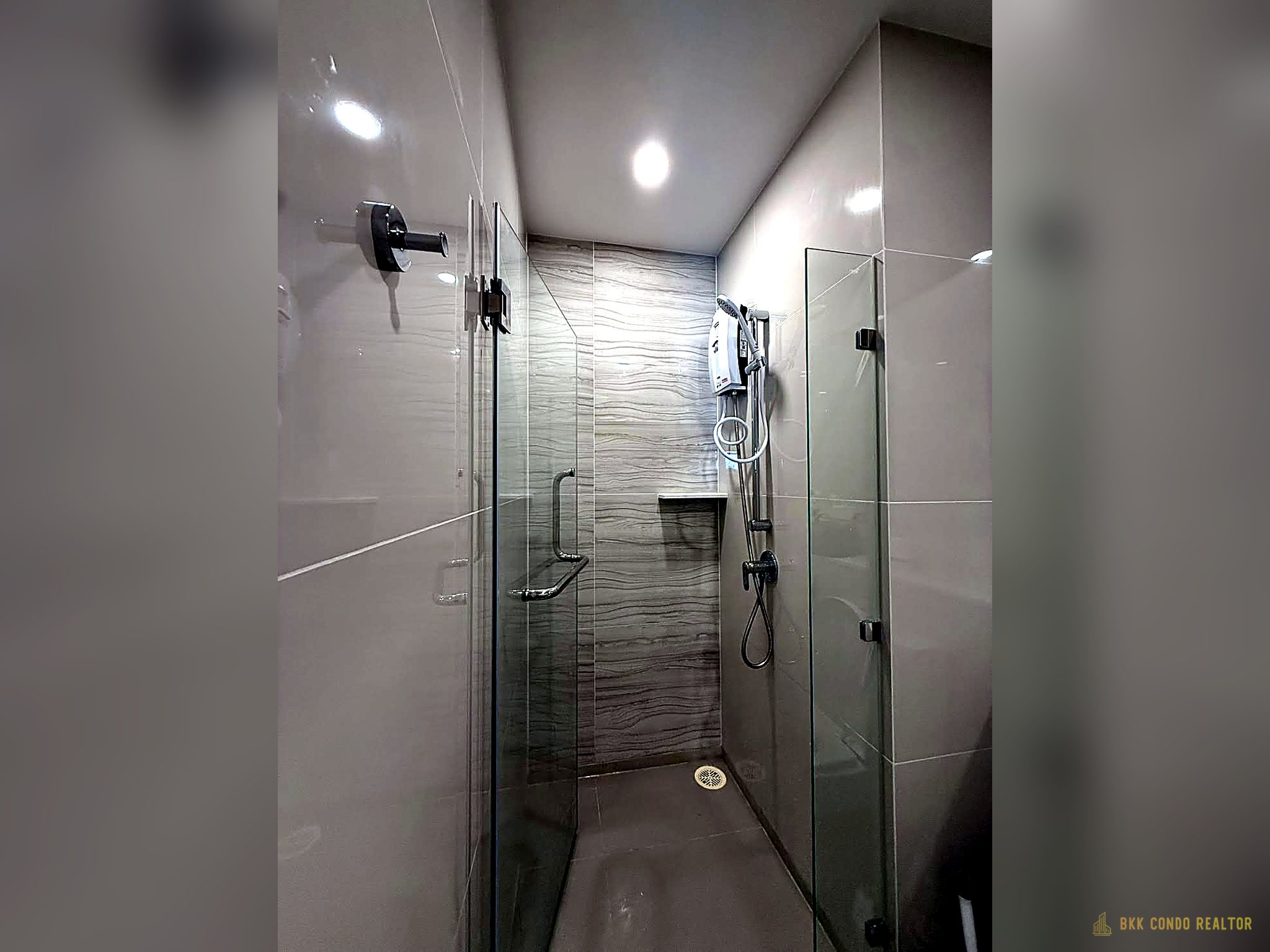 06-bathroom-50 Studio Condo for Rent at Life Rama4 – Asoke (26.65 sqm) — Queen Sirikit MRT