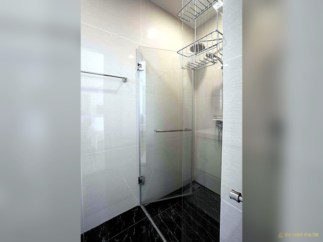 Studio Condo for Rent at Park Origin Phrompong (30 sqm) — Phrom Phong BTS