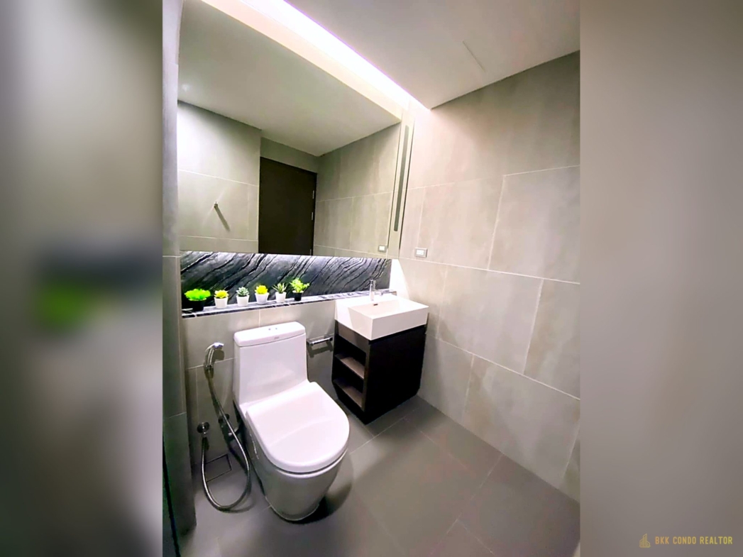 1-Bedroom Condo for Rent at Lumpini 24 (30 sqm) — Phrom Phong BTS