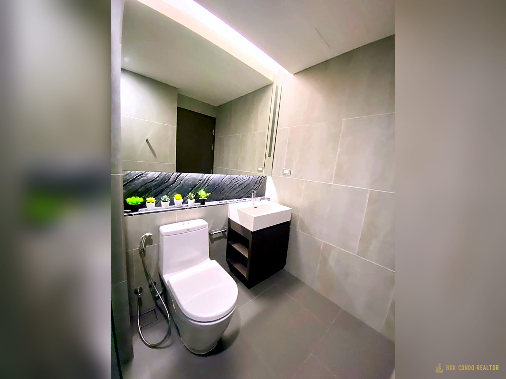 1-Bedroom Condo for Rent at Lumpini 24 (30 sqm) — Phrom Phong BTS