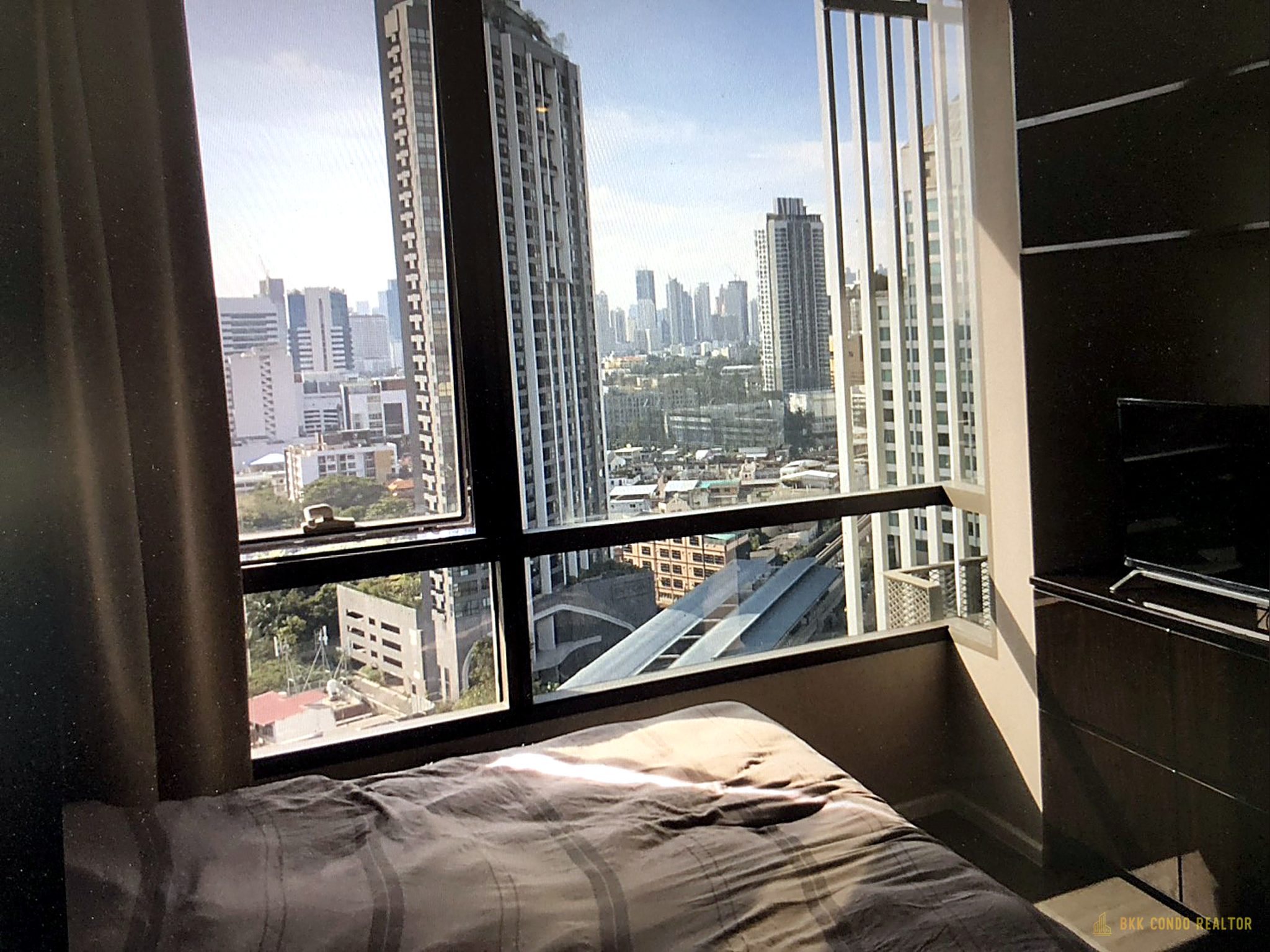 1-Bedroom Condo for Rent at The Room Sukhumvit 69 (35 sqm) — Phra Khanong BTS
