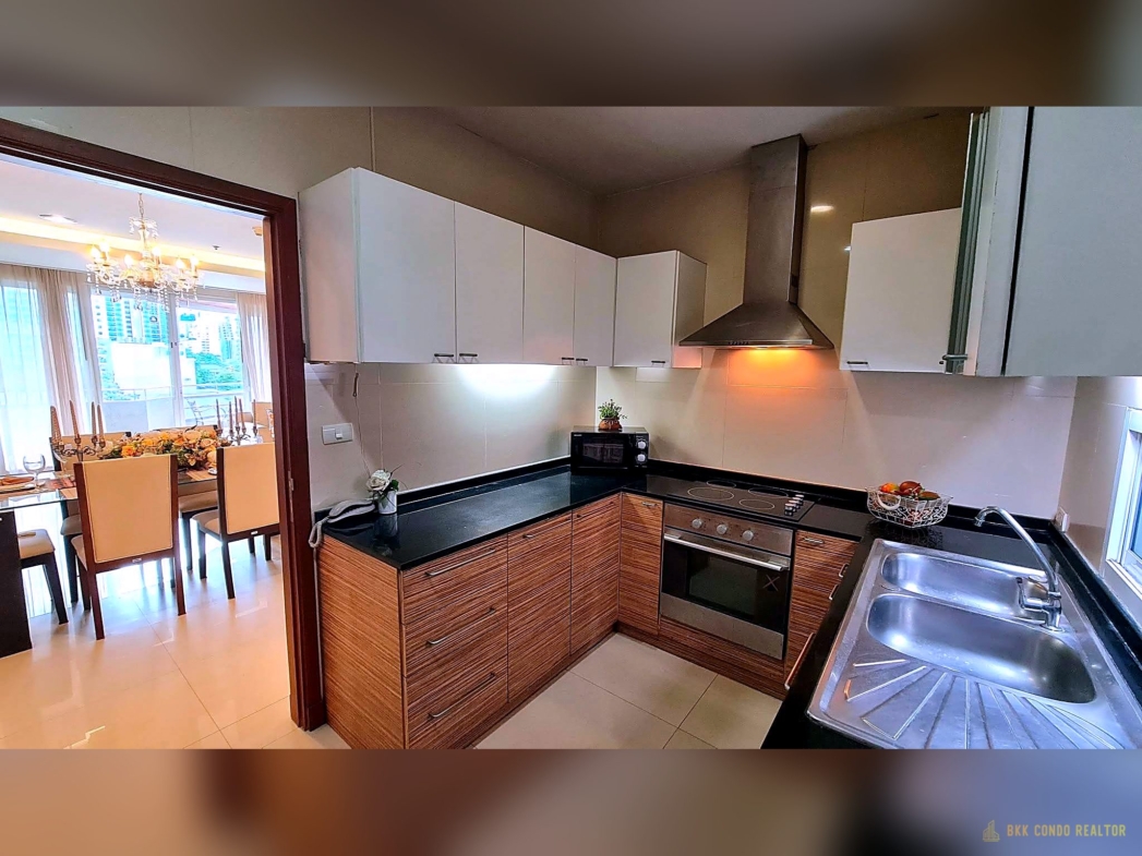 3-Bedroom Condo for Rent at Piyathip Place Sukhumvit 39 (260 sqm) — Phrom Phong BTS
