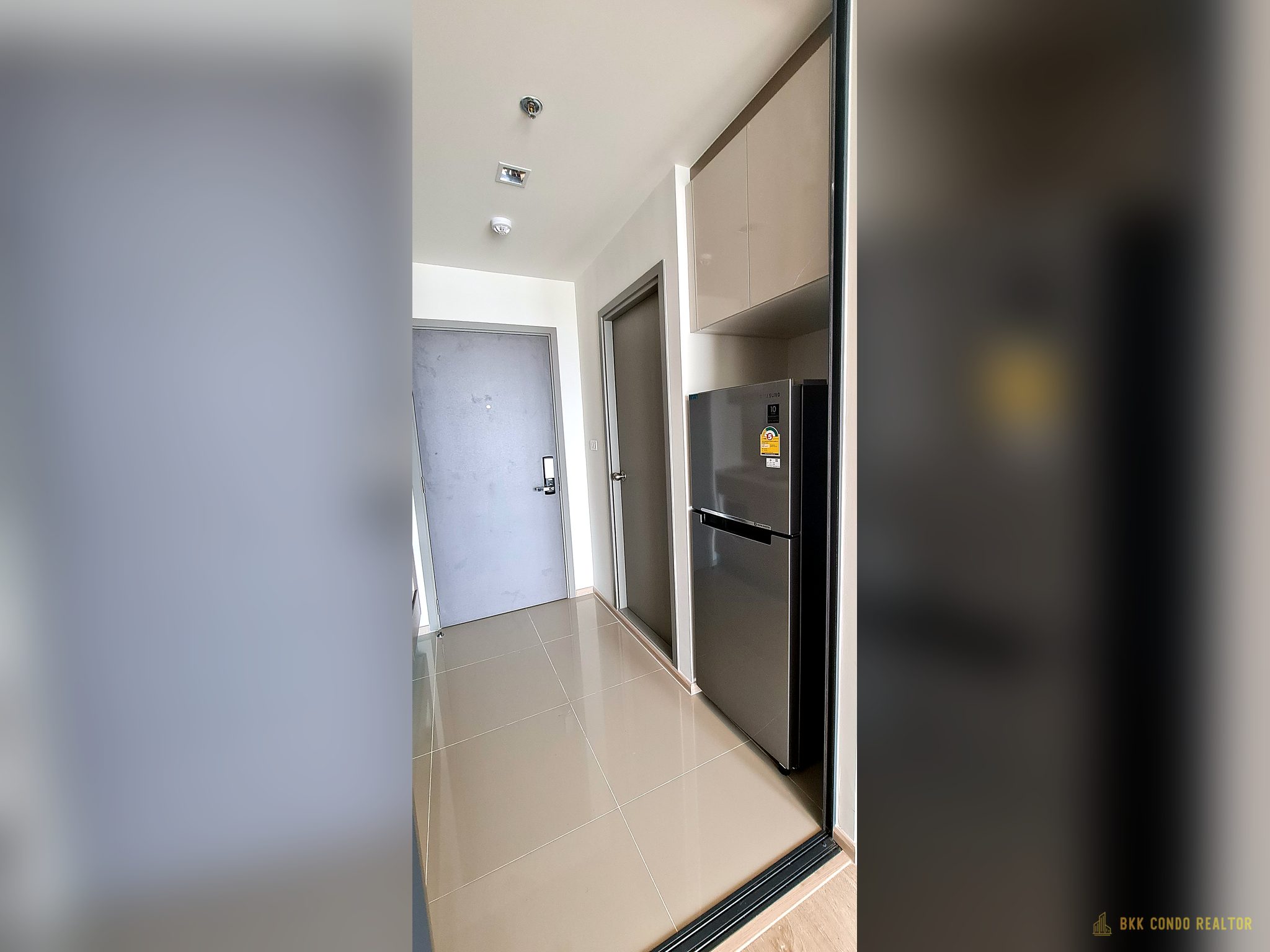 06-kitchen-79 Studio Condo for Rent at Ideo Sathorn Wongwianyai (27 sqm) — Wongwian Yai BTS