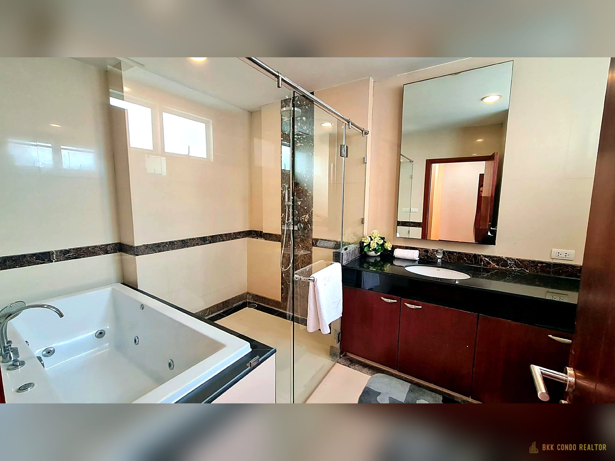 3-Bedroom Condo for Rent at Piyathip Place Sukhumvit 39 (260 sqm) — Phrom Phong BTS