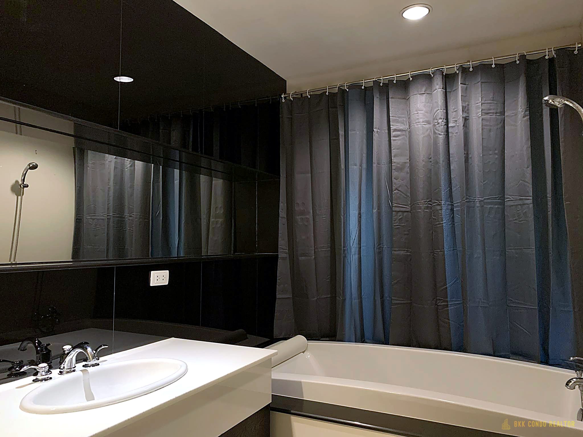 Studio Condo for Rent at The Address Chidlom (40 sqm) — Chidlom BTS