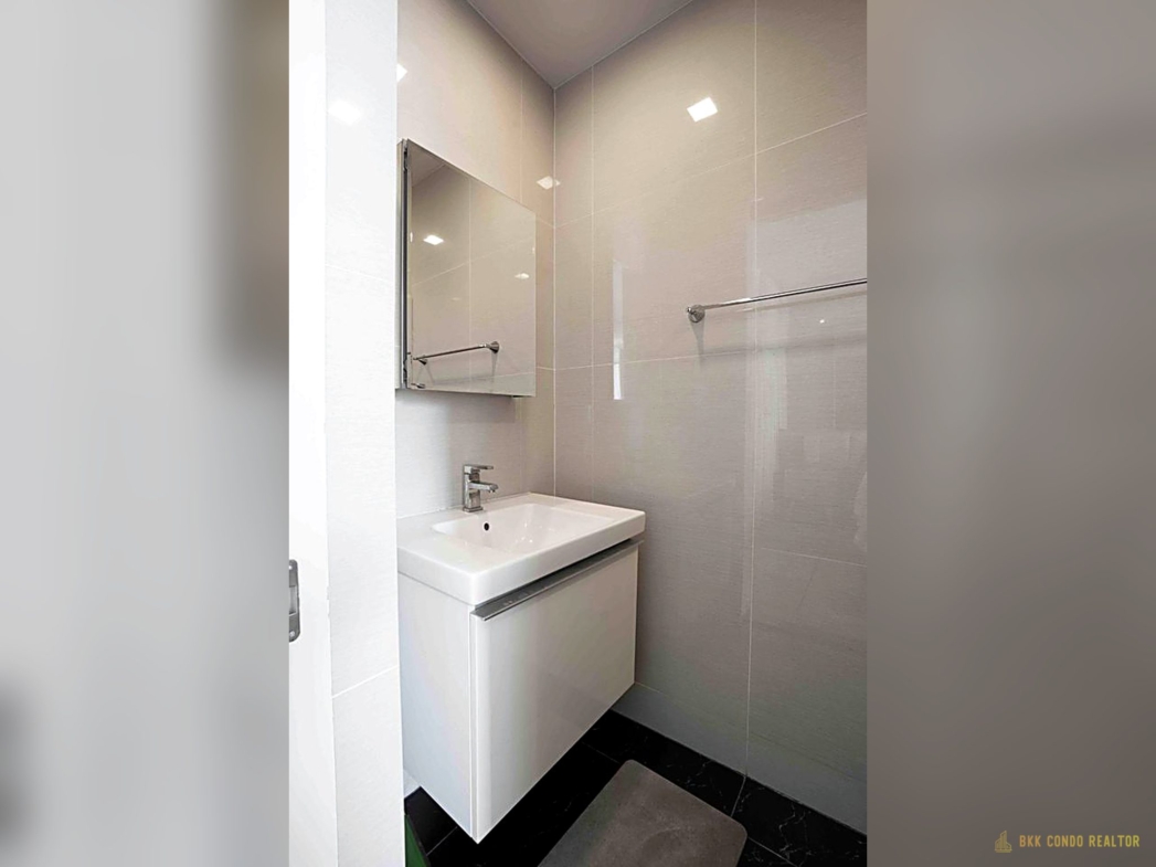 Studio Condo for Rent at Park Origin Phrompong (30 sqm) — Phrom Phong BTS