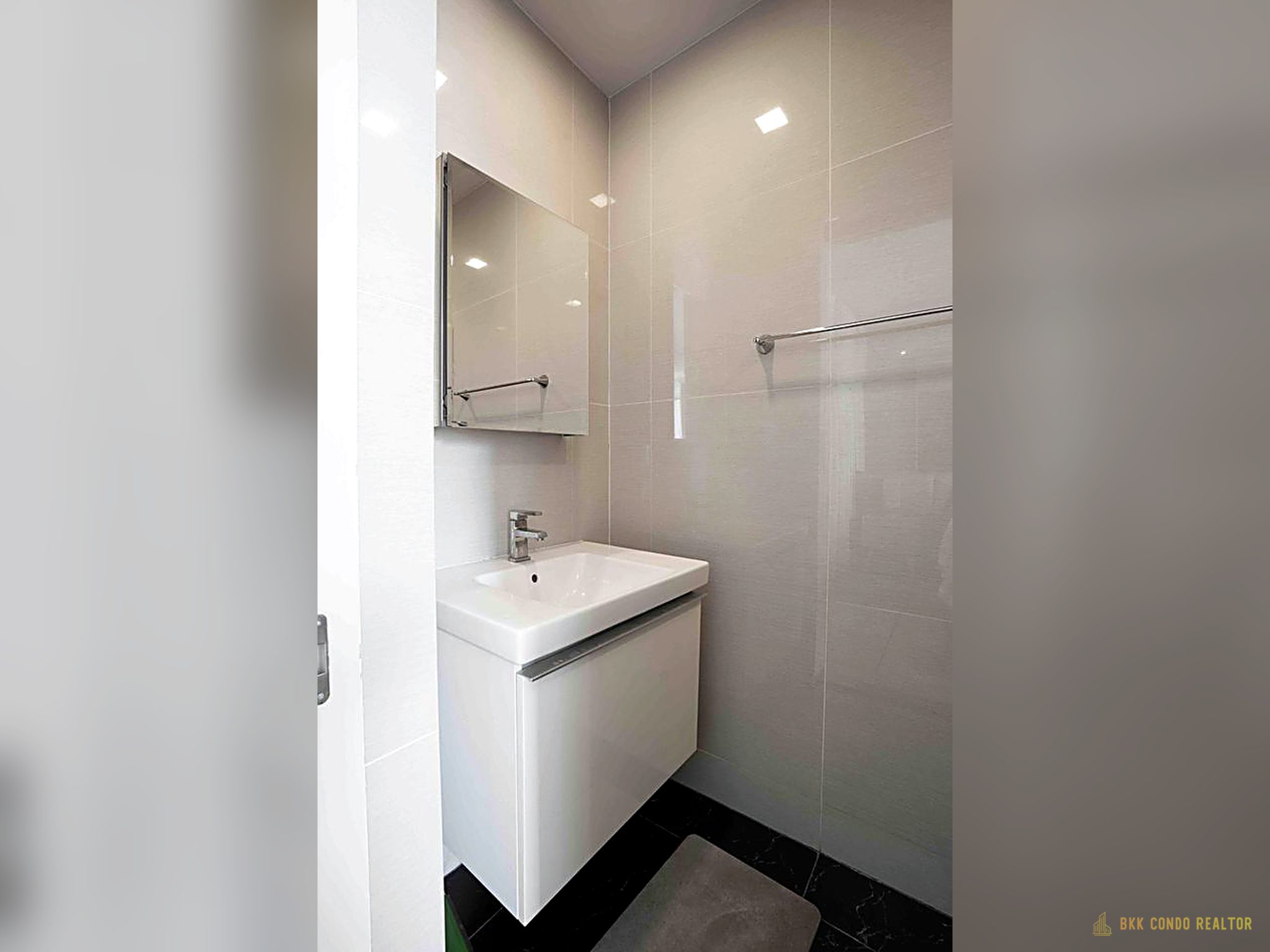 Studio Condo for Rent at Park Origin Phrompong (30 sqm) — Phrom Phong BTS