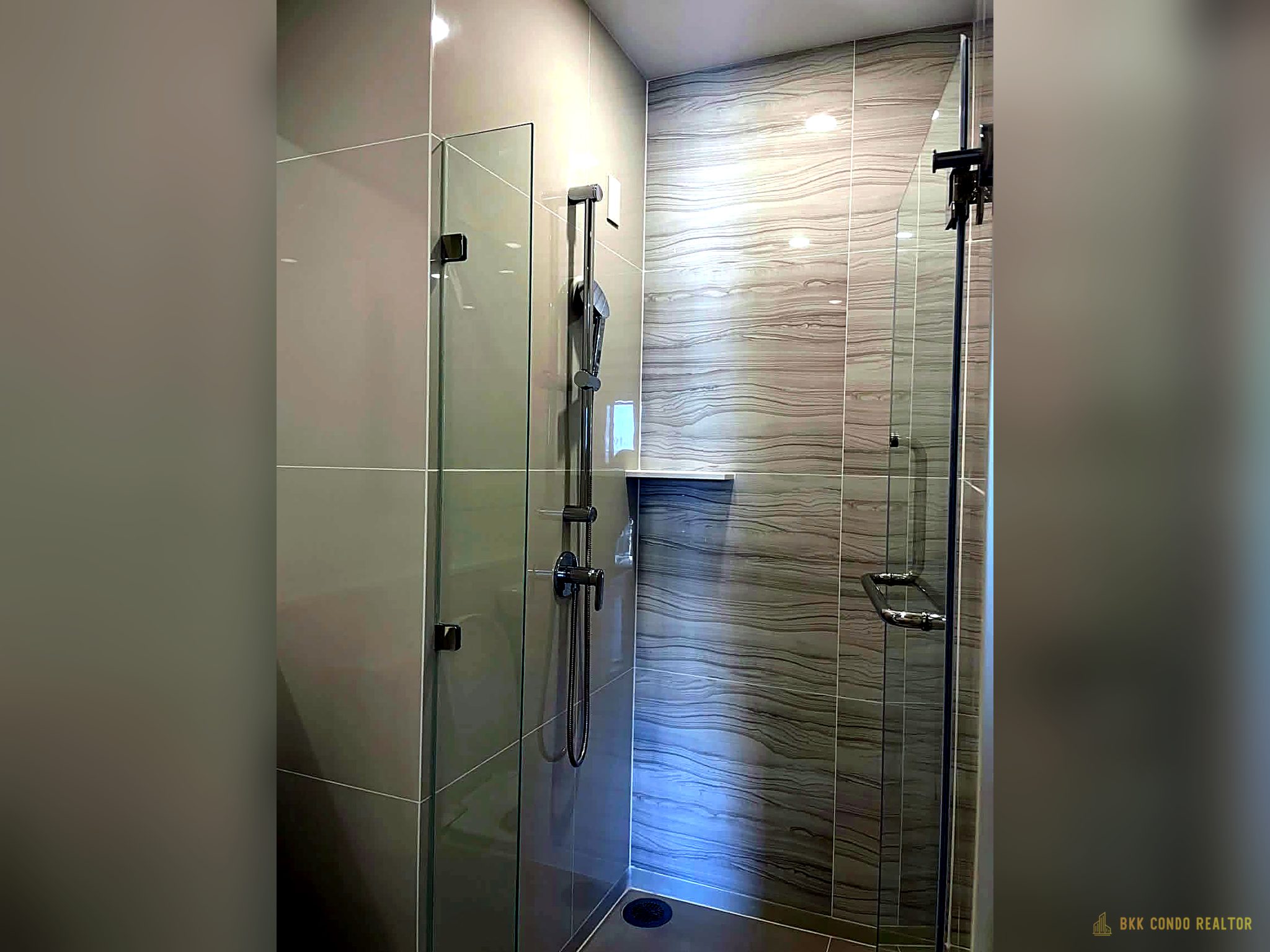 07-bathroom-66 Studio Condo for Rent at Life Rama4 – Asoke (27 sqm) — Queen Sirikit MRT