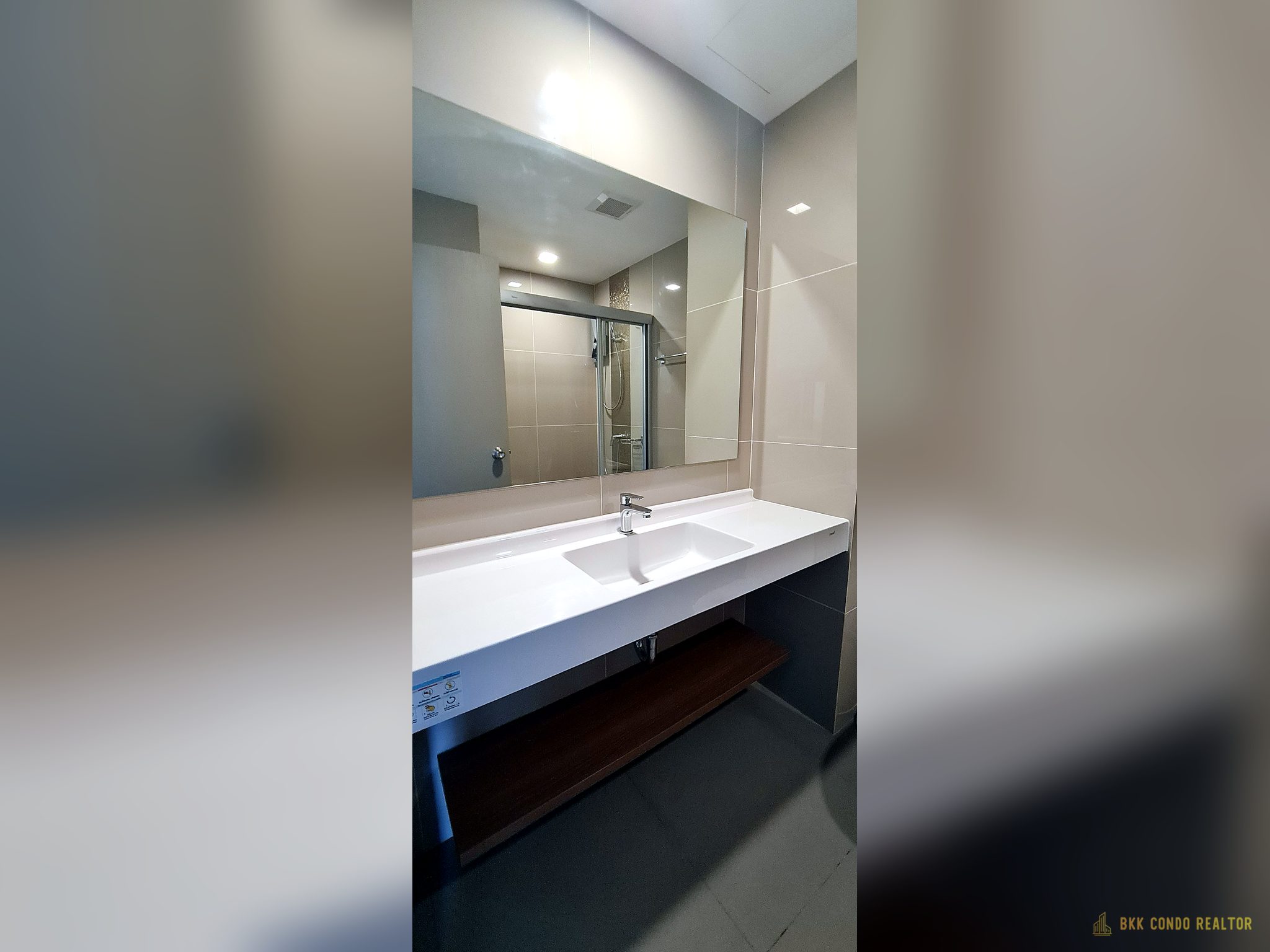07-bathroom-86 Studio Condo for Rent at Ideo Sathorn Wongwianyai (27 sqm) — Wongwian Yai BTS