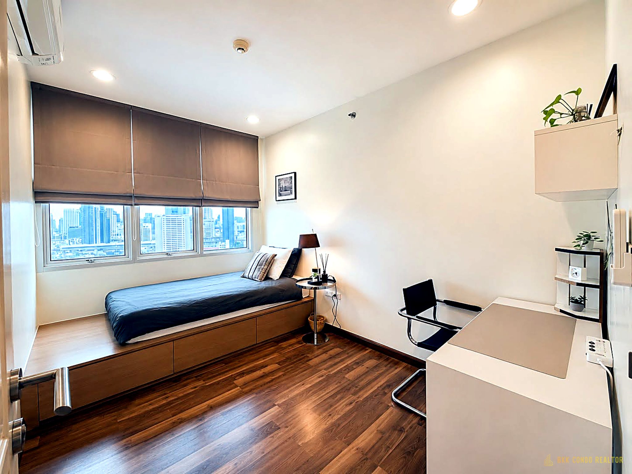 2-Bedroom Condo for Rent at Chewathai Ratchaprarop (55 sqm) — Victory Monument BTS