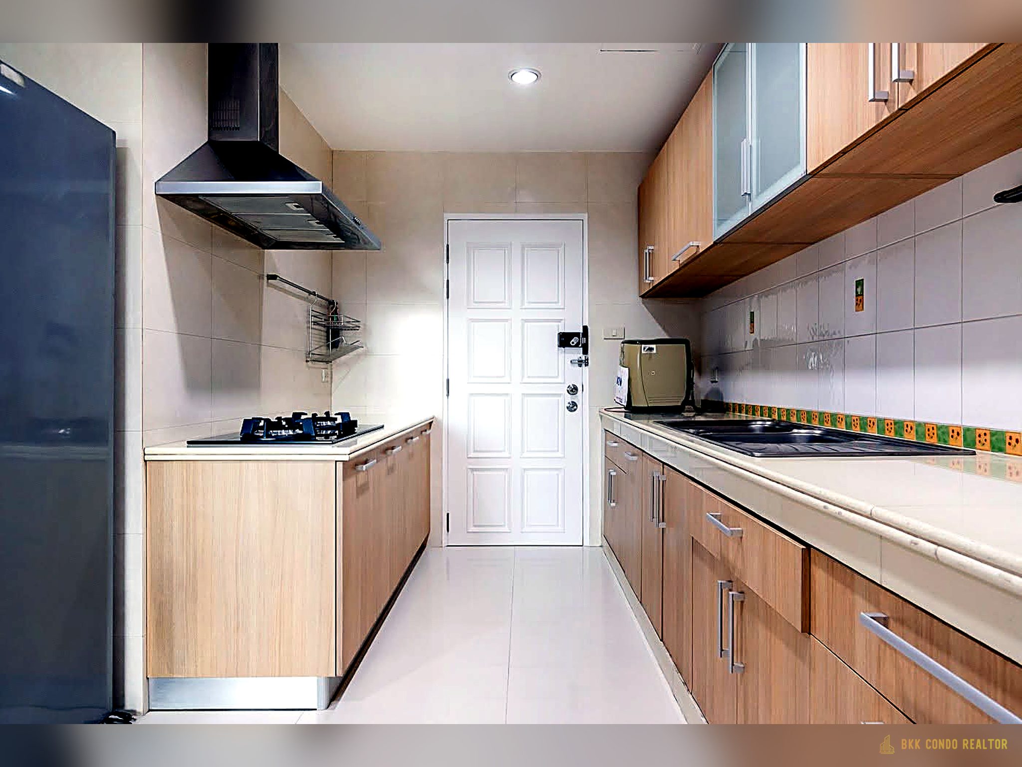 07-kitchen-14 3-Bedroom Condo for Rent at Fiftyfif Tower (223 sqm) — Thonglor BTS
