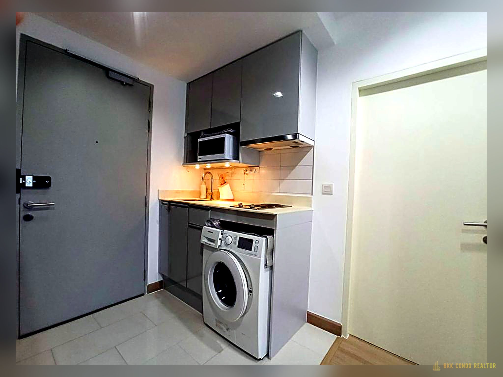 1-Bedroom Condo for Rent at IDEO Mobi Phayathai (31 sqm) — Phaya Thai BTS