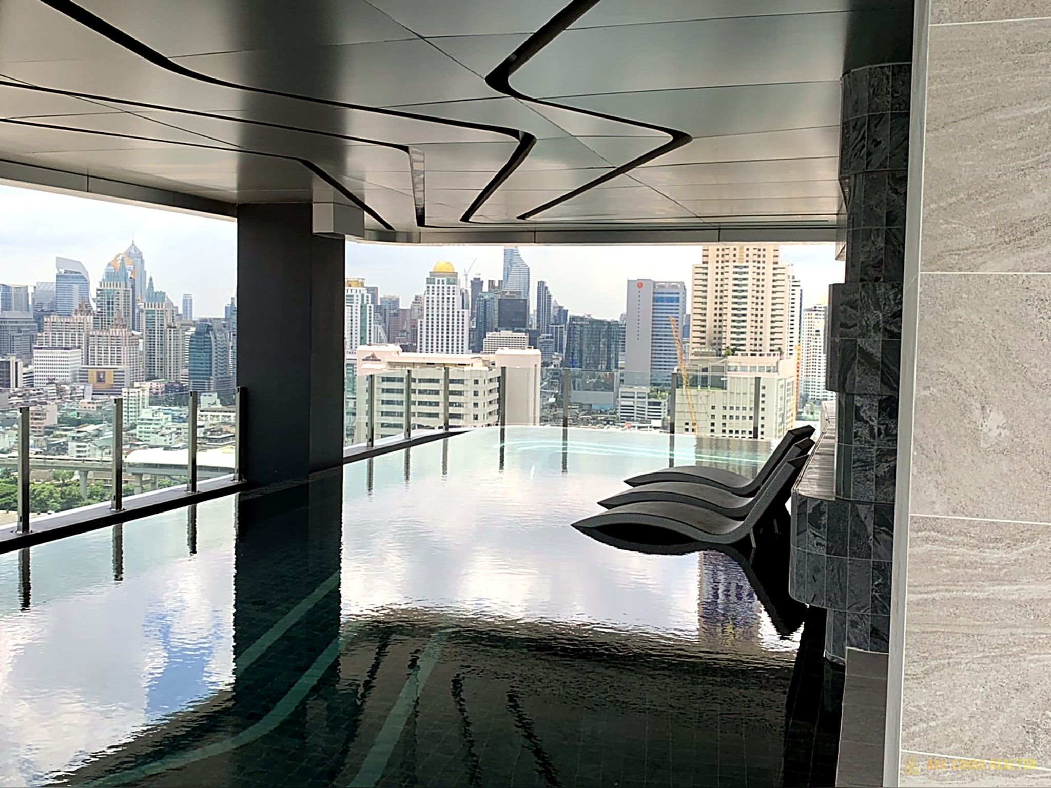 1-Bedroom Condo for Rent at Ideo Mobi Rangnam (35 sqm) — Victory Monument BTS