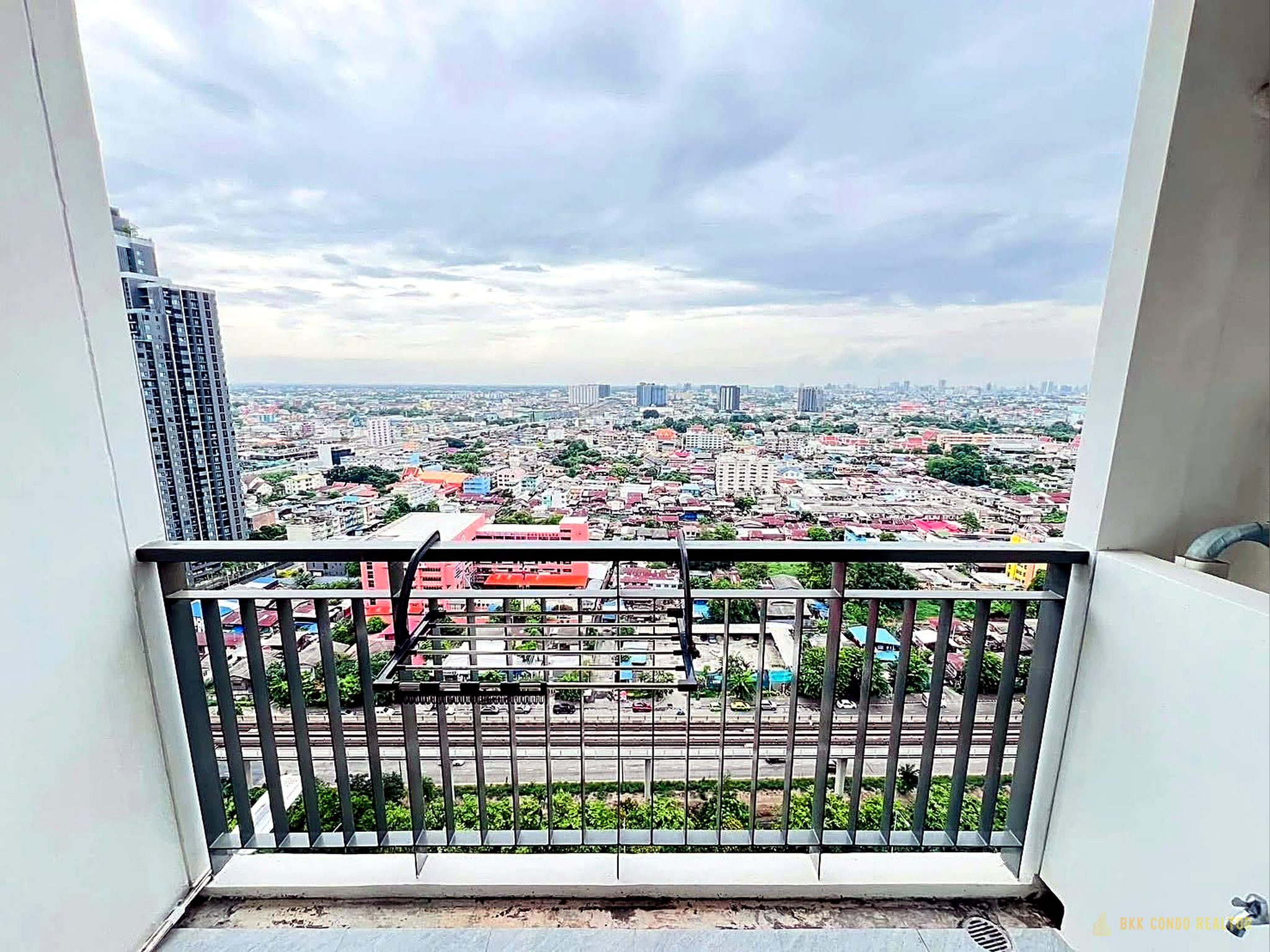 1-Bedroom Condo for Rent at The Parkland Taksin – Thapra (50 sqm) — BTS Talat Phlu