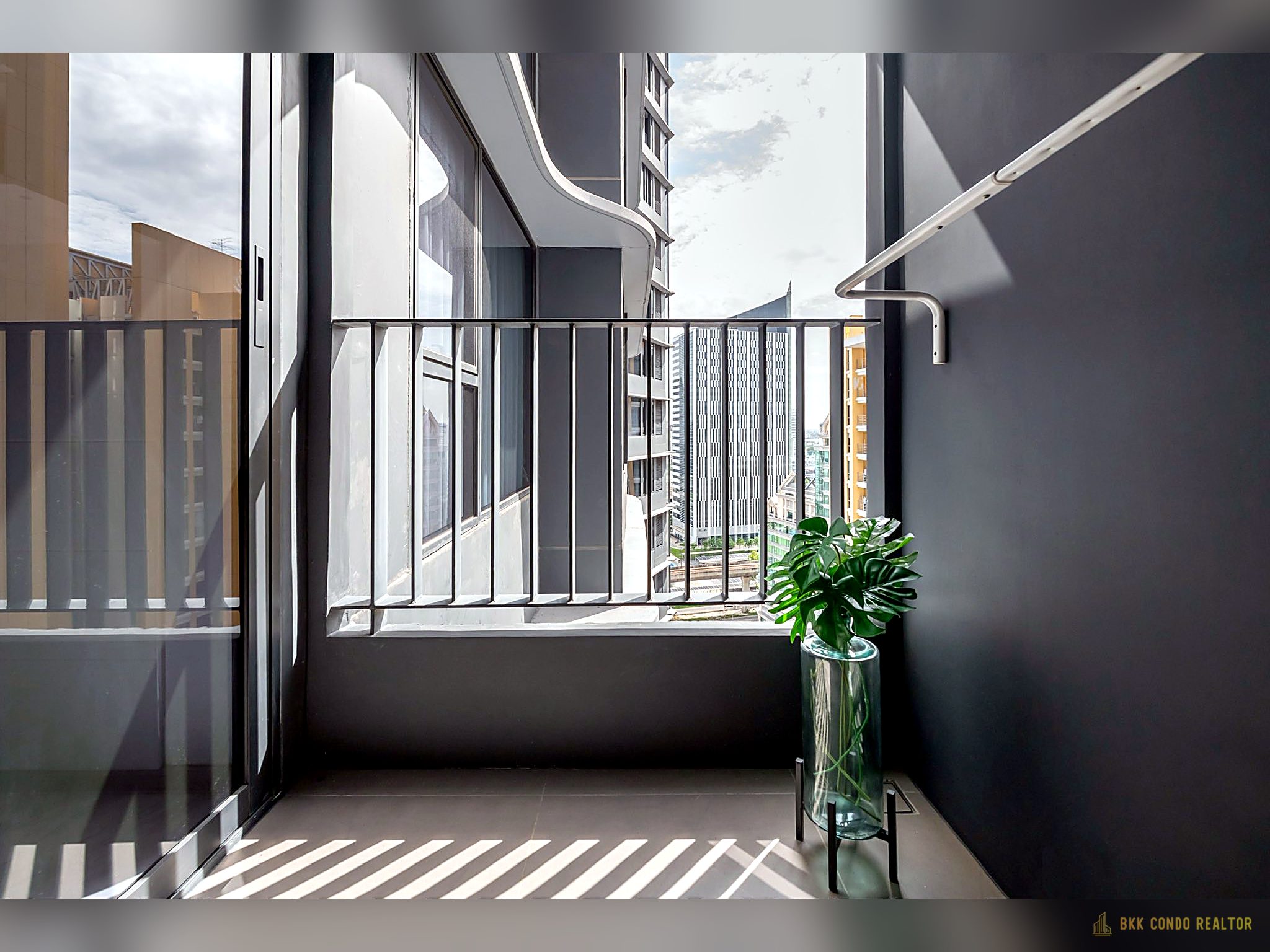1-Bedroom Condo for Rent at IDEO Mobi Asoke (29 sqm) — Phetchaburi MRT