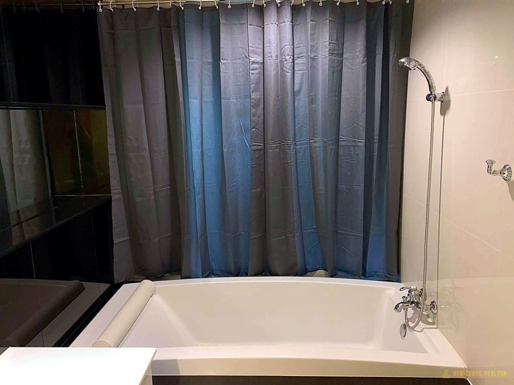 Studio Condo for Rent at The Address Chidlom (40 sqm) — Chidlom BTS