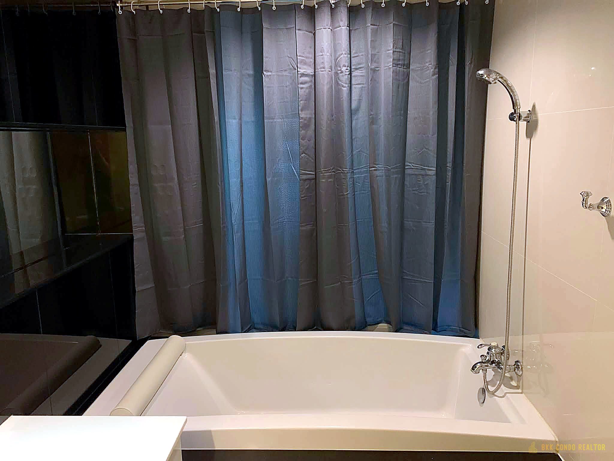 Studio Condo for Rent at The Address Chidlom (40 sqm) — Chidlom BTS