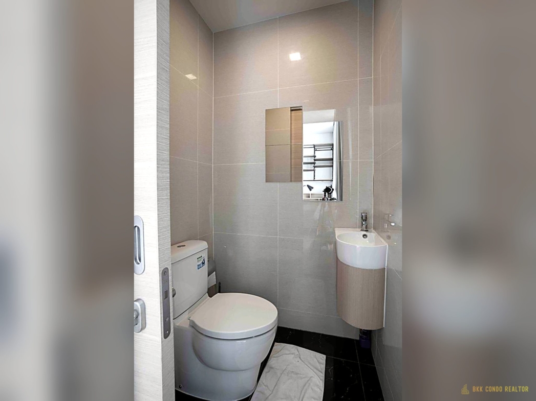 Studio Condo for Rent at Park Origin Phrompong (30 sqm) — Phrom Phong BTS