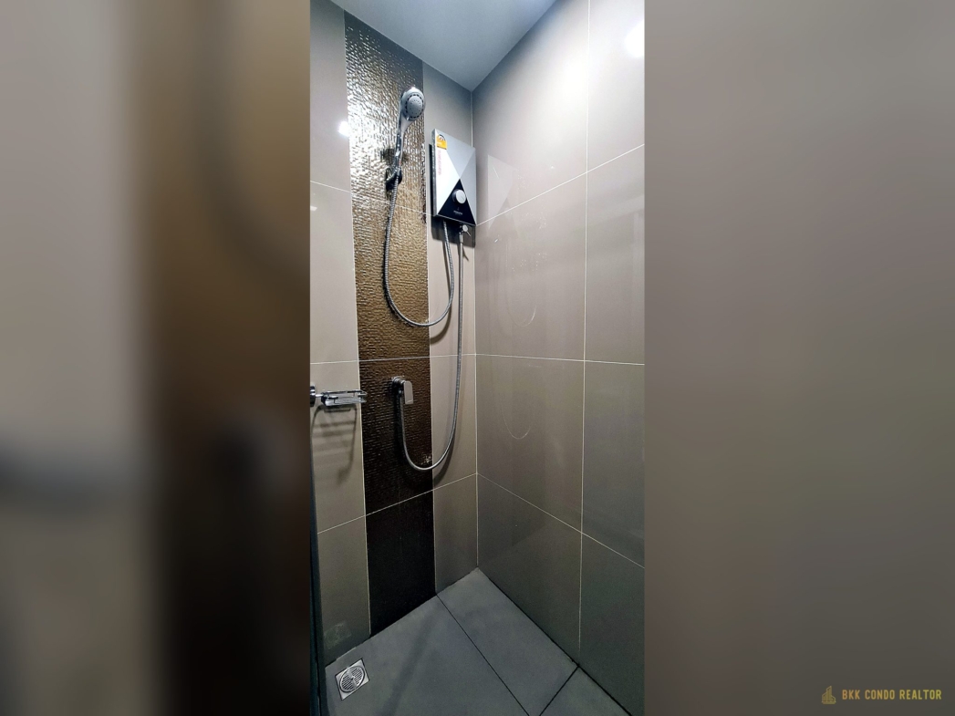 Studio Condo for Rent at Ideo Sathorn Wongwianyai (27 sqm) — Wongwian Yai BTS